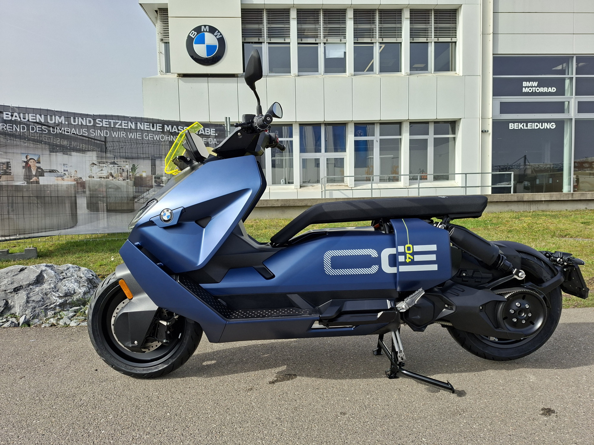 BMW CE 04 Avantagarde-showroom-element-1