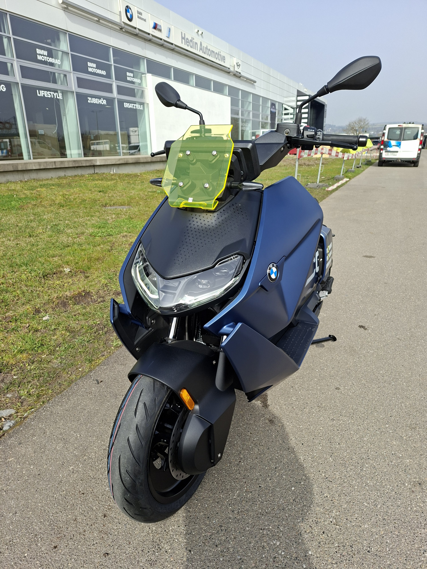 BMW CE 04 Avantagarde-showroom-element-2