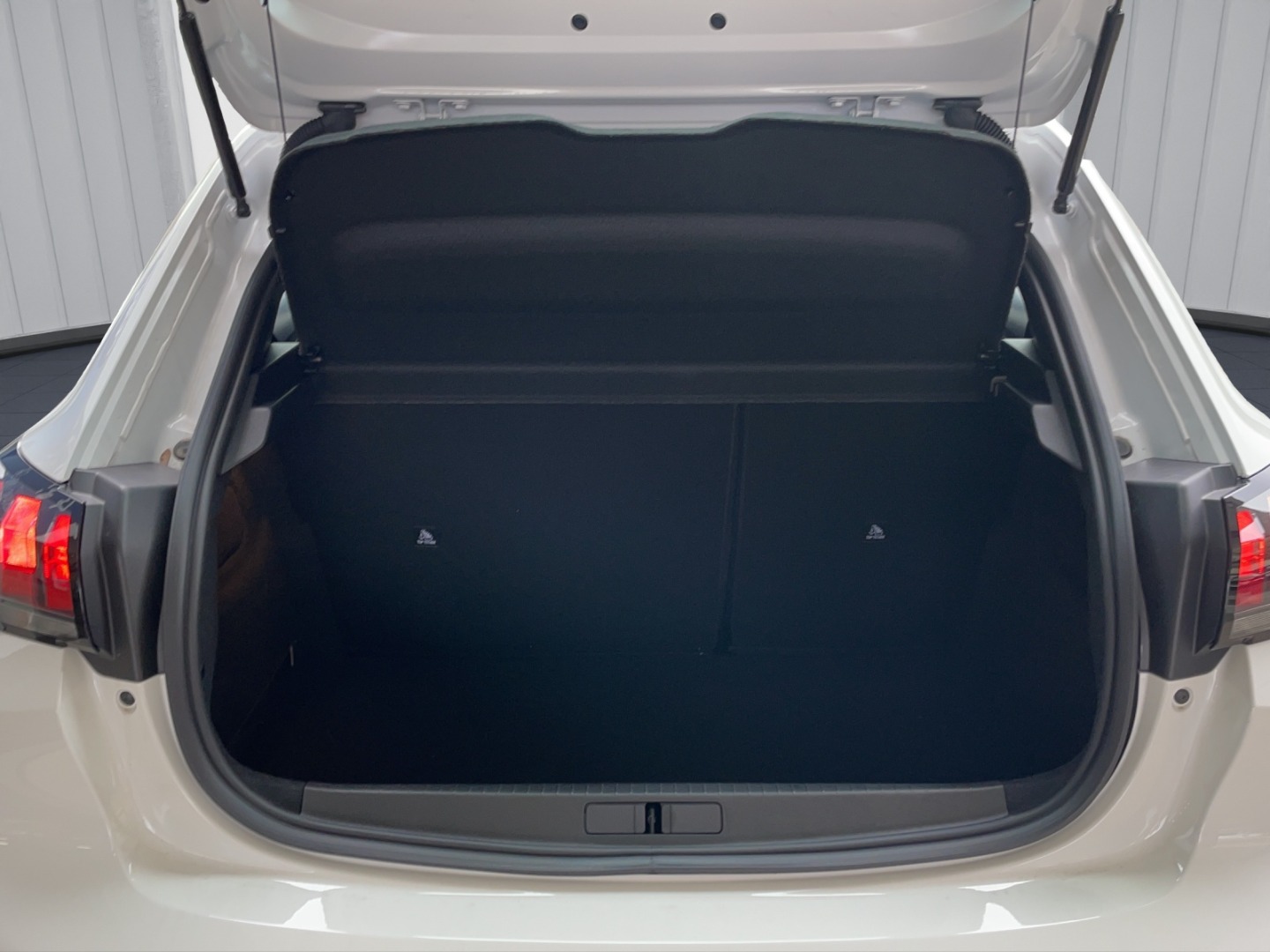PEUGEOT 208 1.2 PureT Active Pack EAT8-image-4