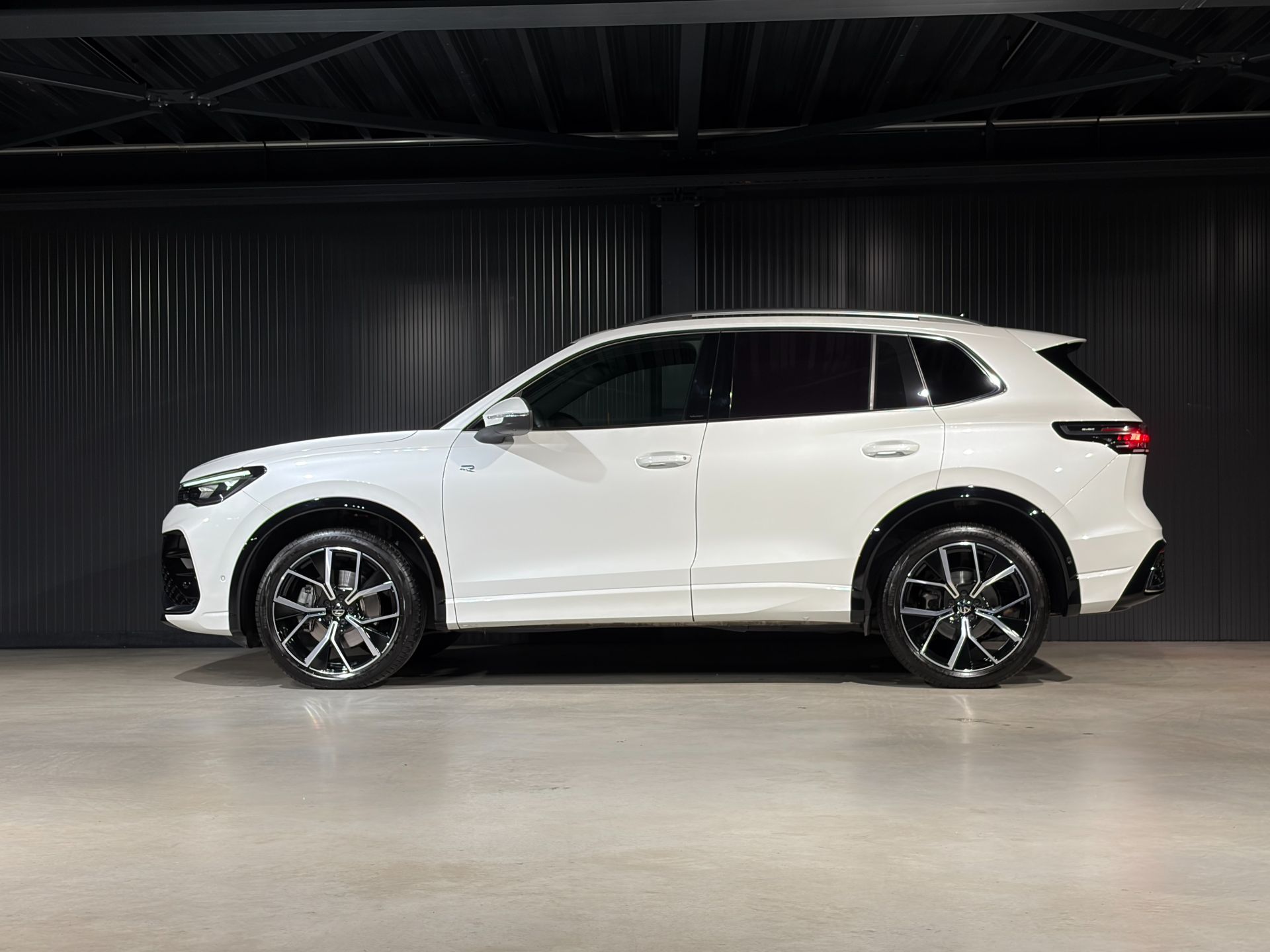 VW Tiguan 2.0 TDI SCR R-Line DSG-image-8