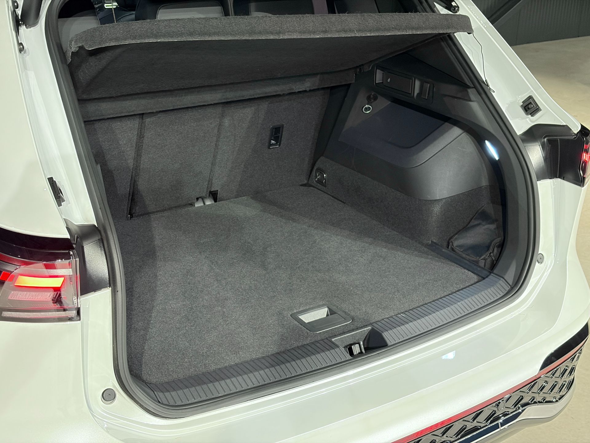 VW Tiguan 2.0 TDI SCR R-Line DSG-image-22