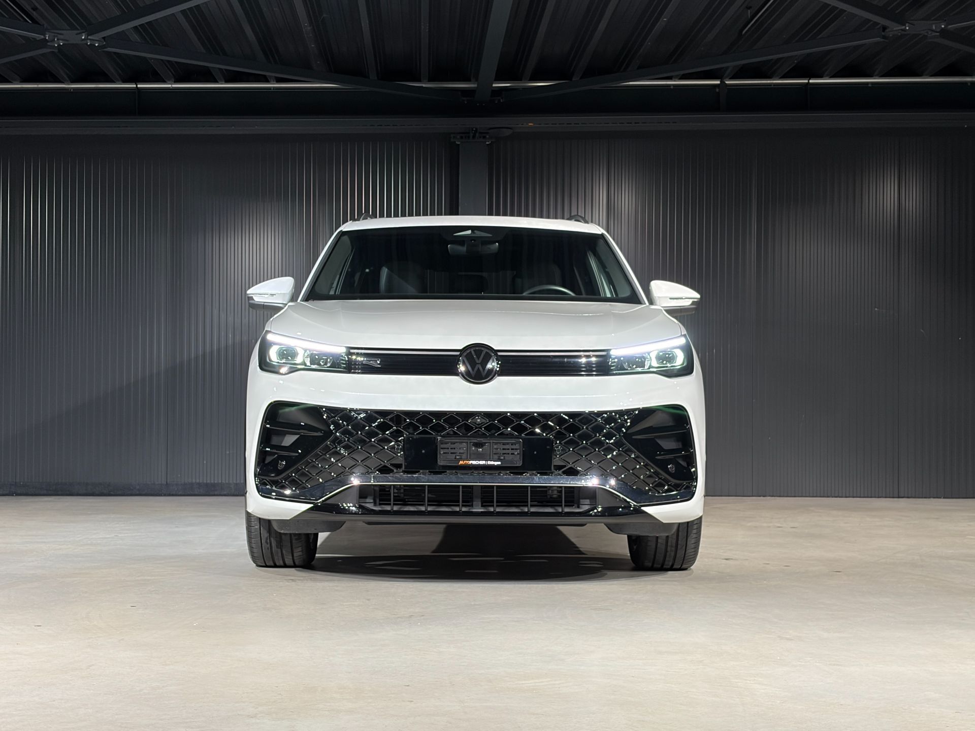 VW Tiguan 2.0 TDI SCR R-Line DSG-showroom-element-2