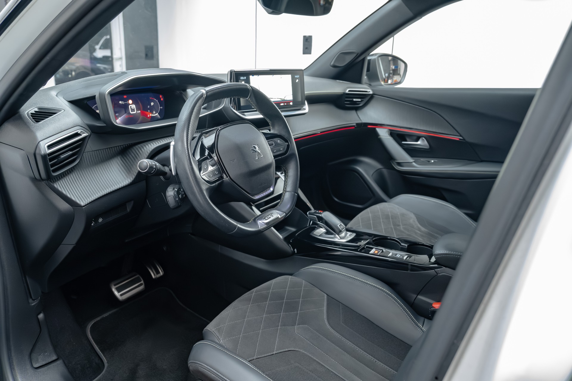PEUGEOT 2008 1.2 PureTech GT EAT8-image-13