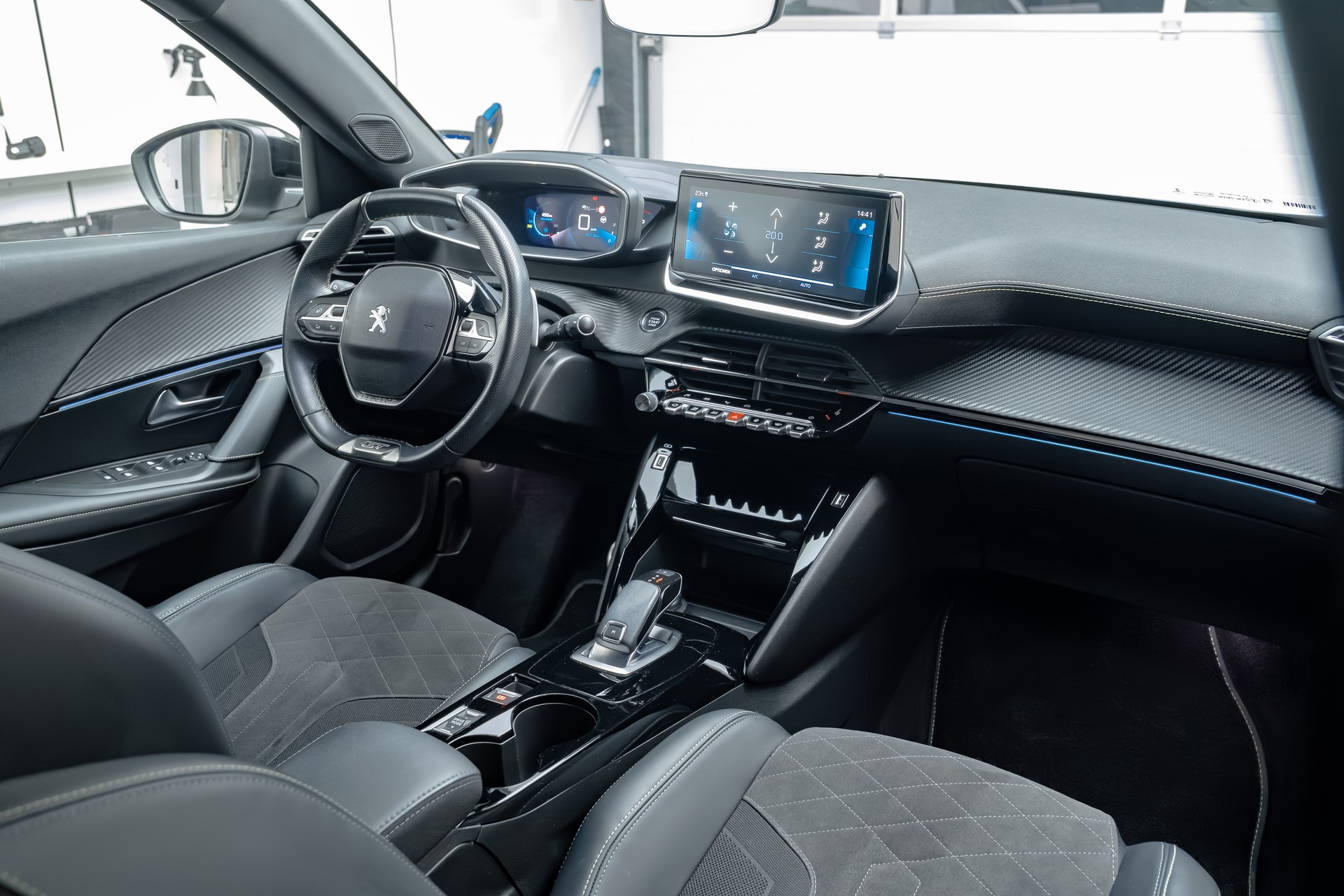 PEUGEOT 2008 1.2 PureTech GT EAT8-image-8