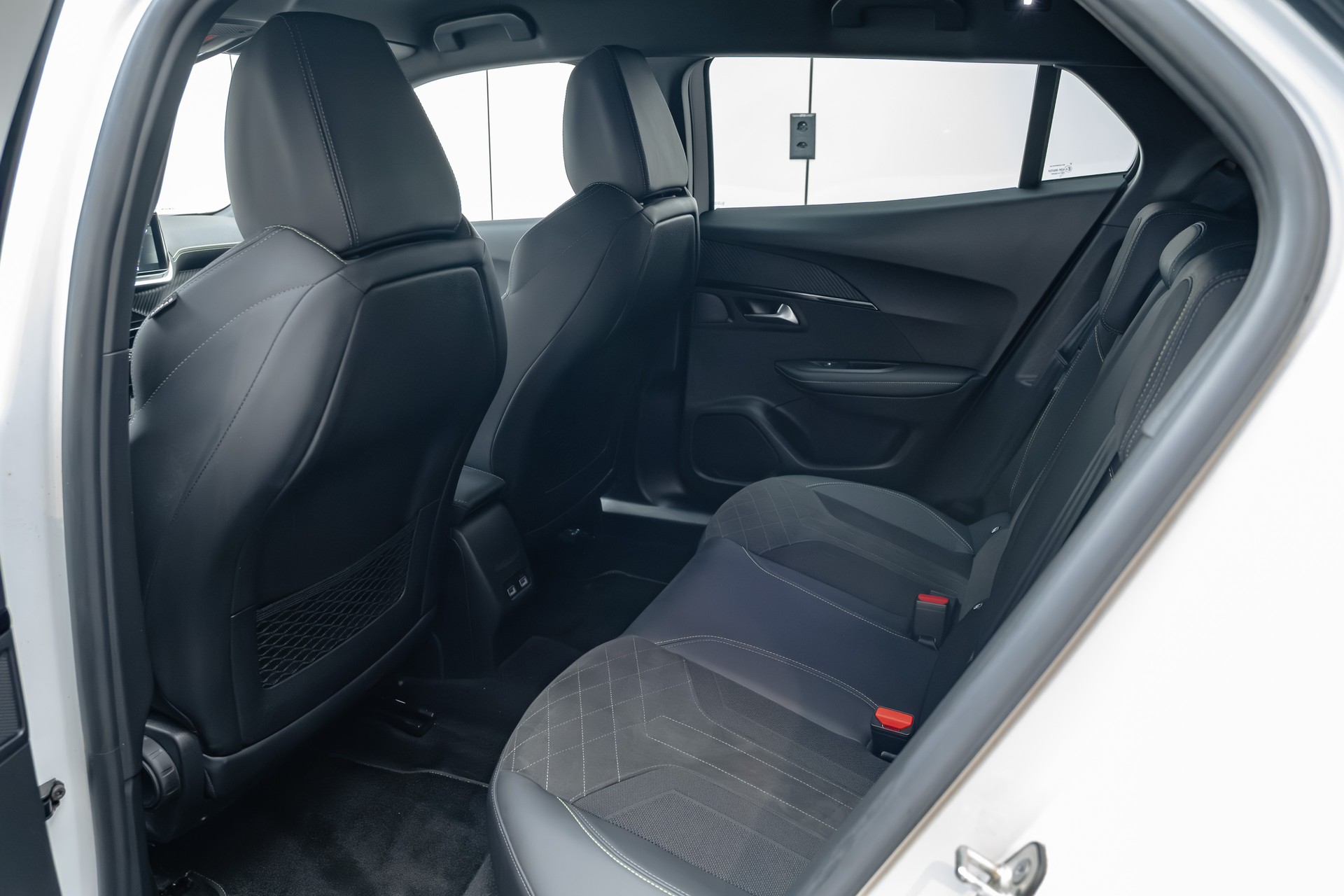PEUGEOT 2008 1.2 PureTech GT EAT8-image-14