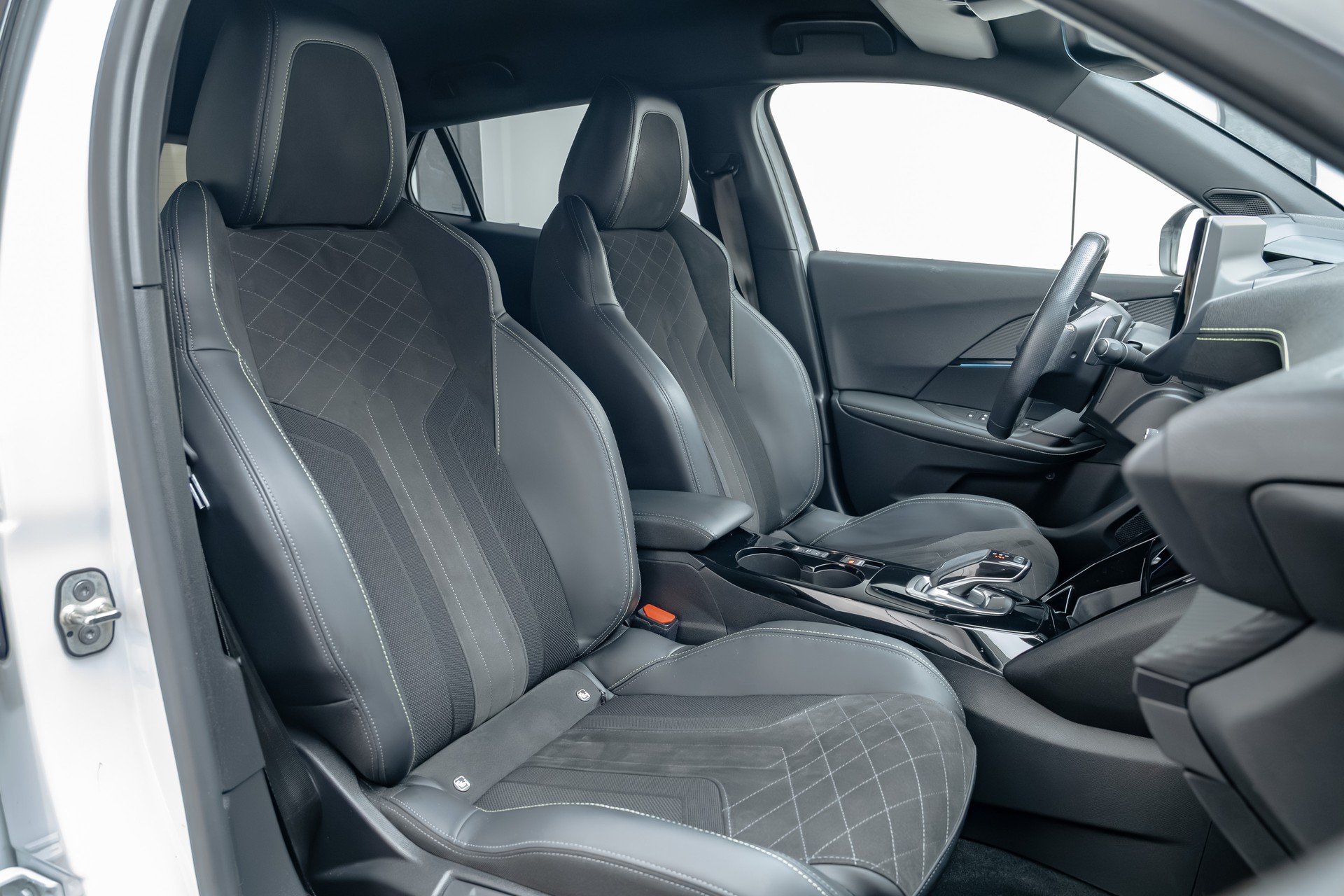 PEUGEOT 2008 1.2 PureTech GT EAT8-image-9