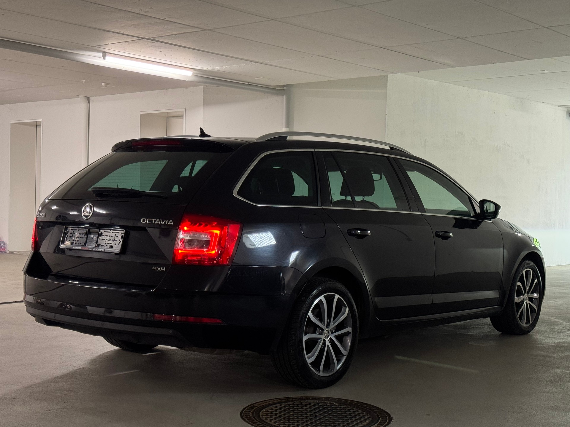 SKODA Octavia Combi 1.8 TSI Swiss Line 25 4x4 DSG mit AHK-image-6