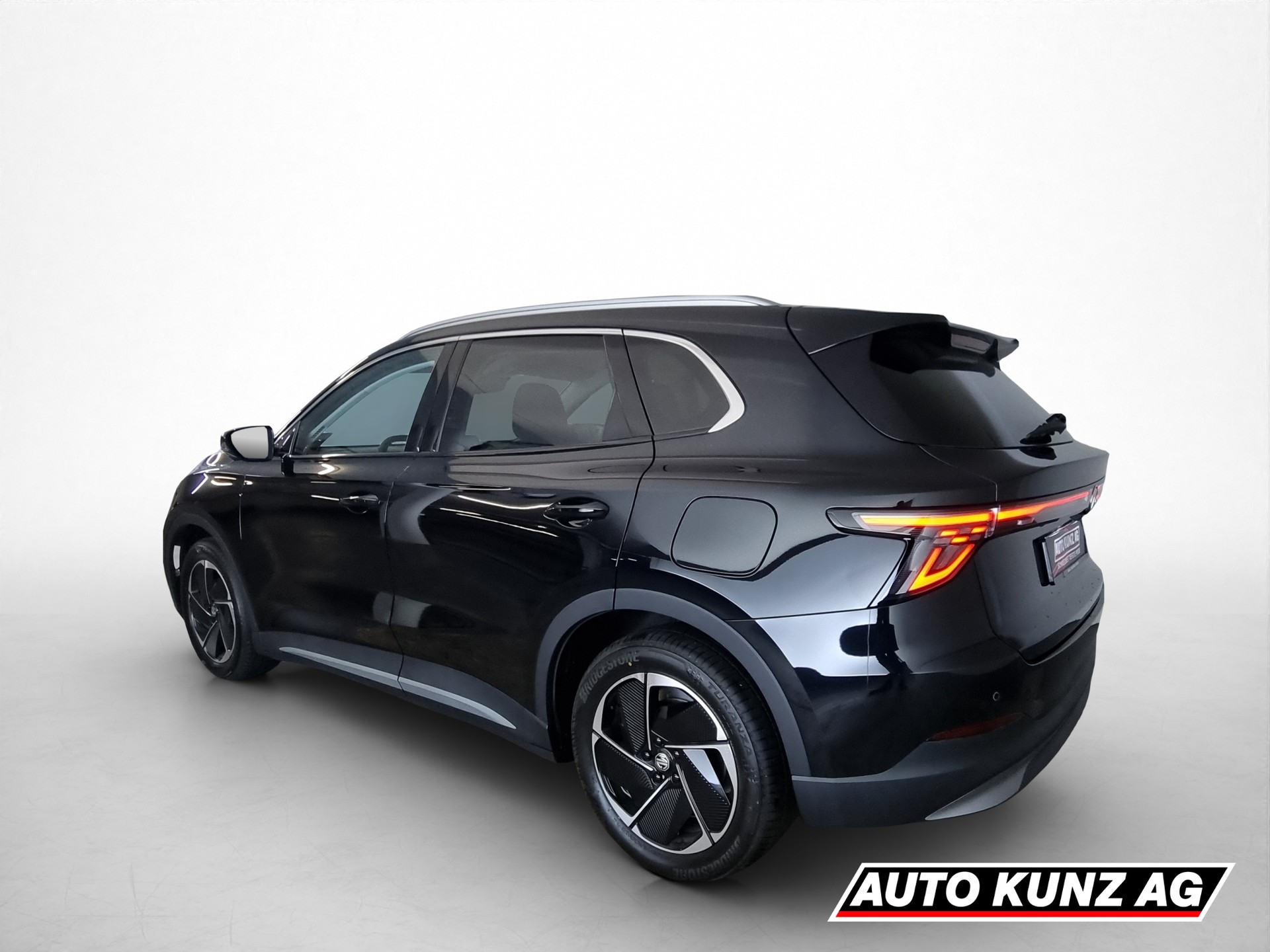 MG MG S5 EV 64kWh Luxury RWD-showroom-element-3