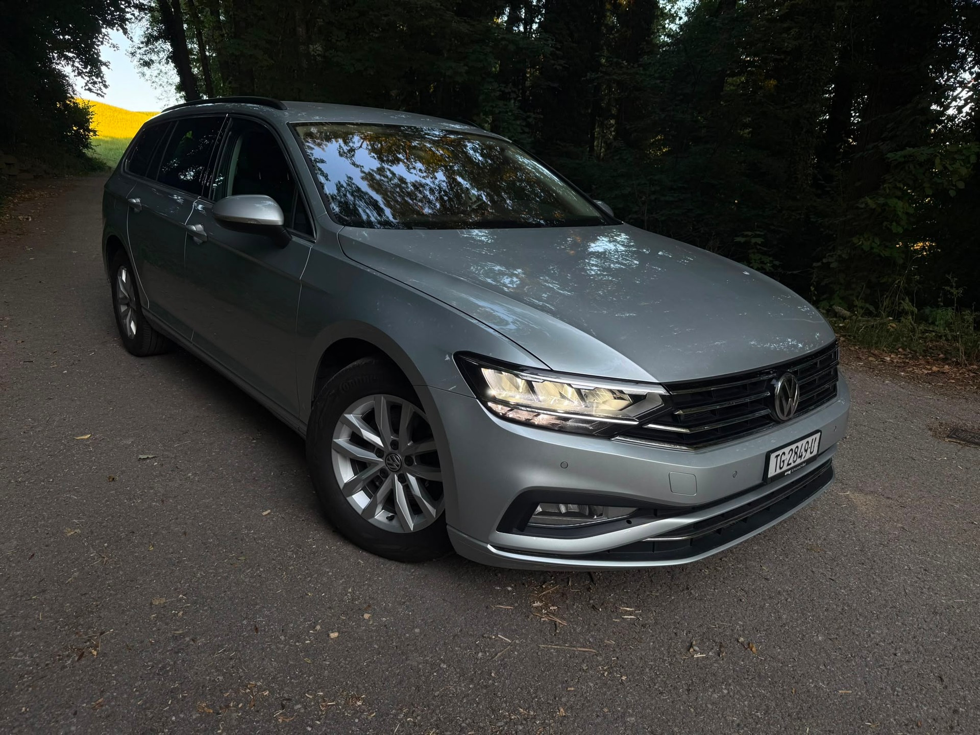 VW Passat Variant 1.6 TDI Business DSG-image-2