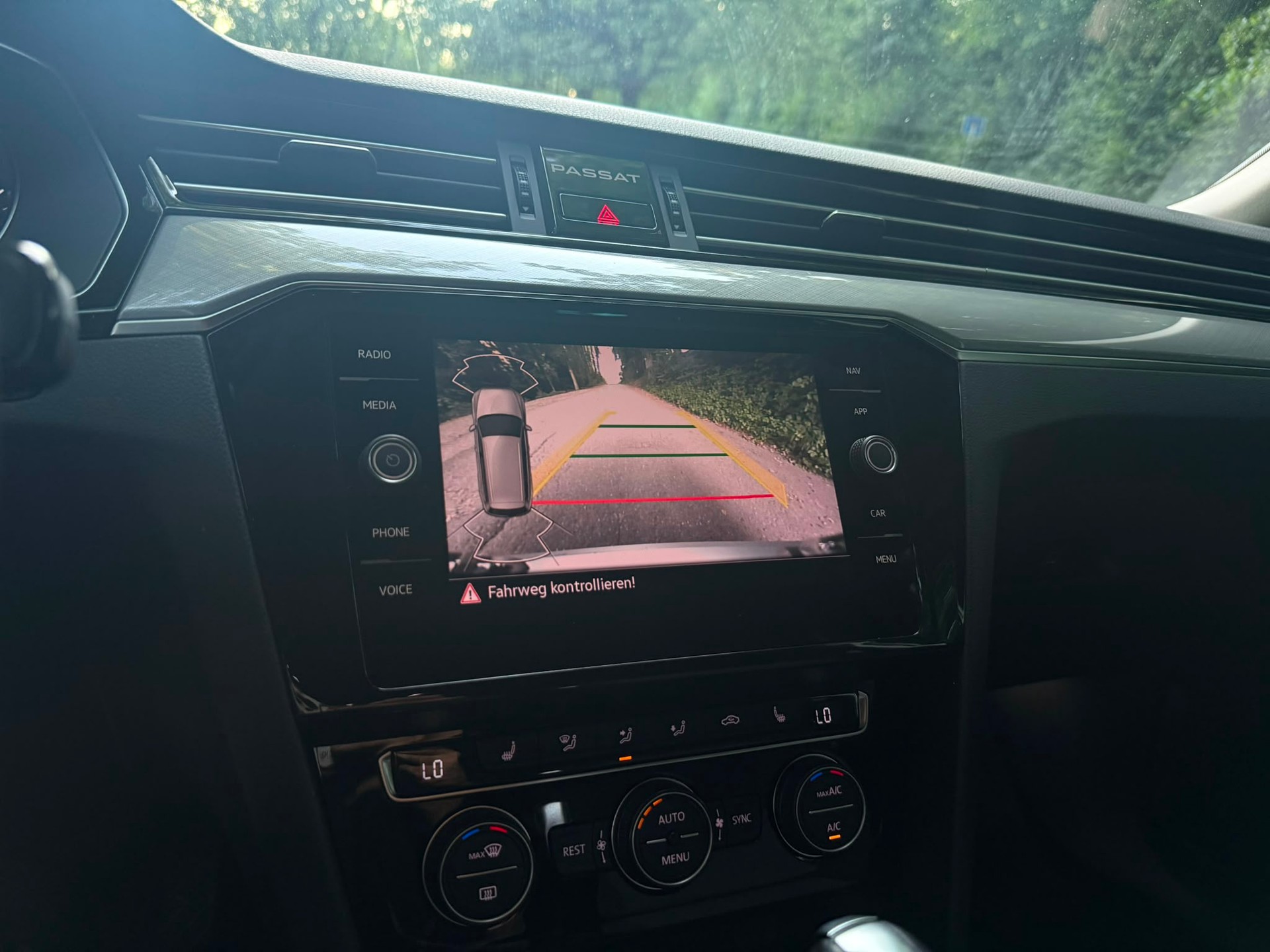VW Passat Variant 1.6 TDI Business DSG-image-11