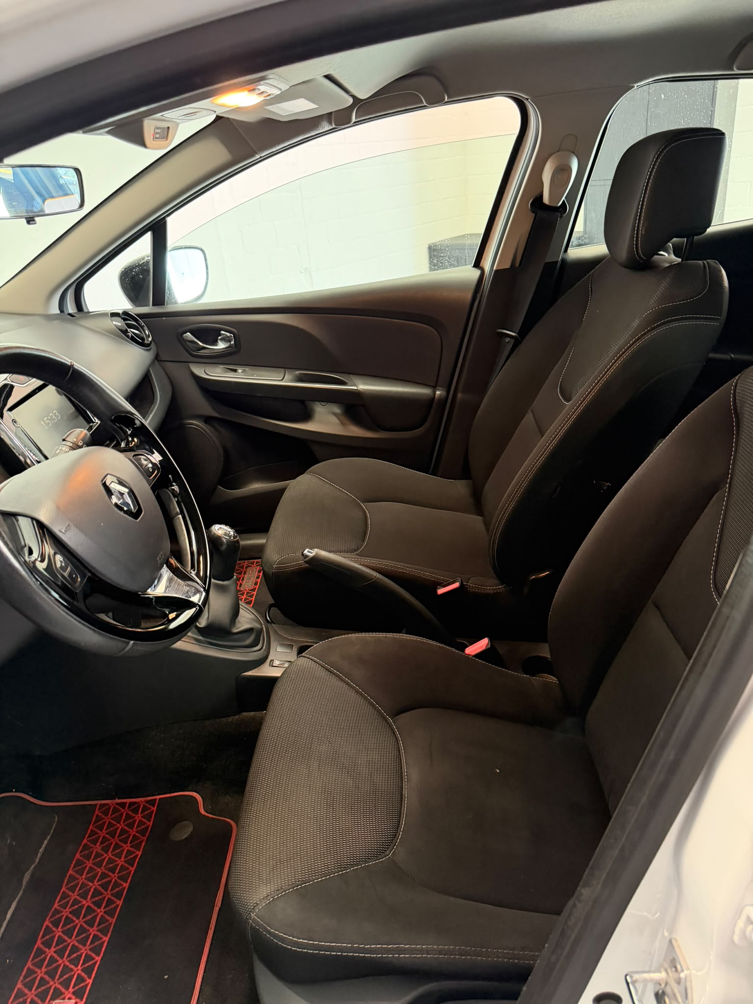 RENAULT Clio 0.9 12V Swiss Edition ***CH-Fahrzeug***-image-11