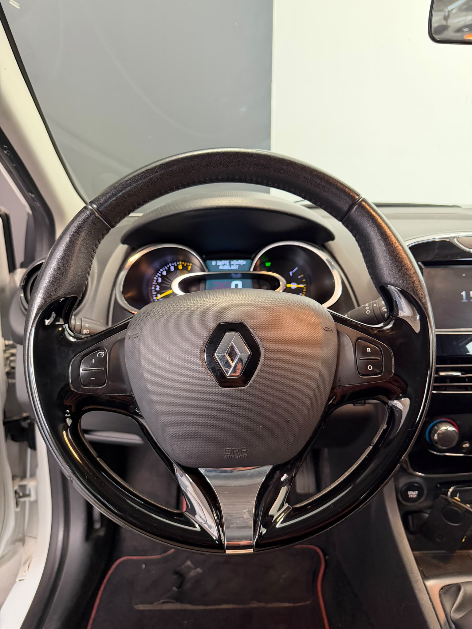RENAULT Clio 0.9 12V Swiss Edition ***CH-Fahrzeug***-image-7