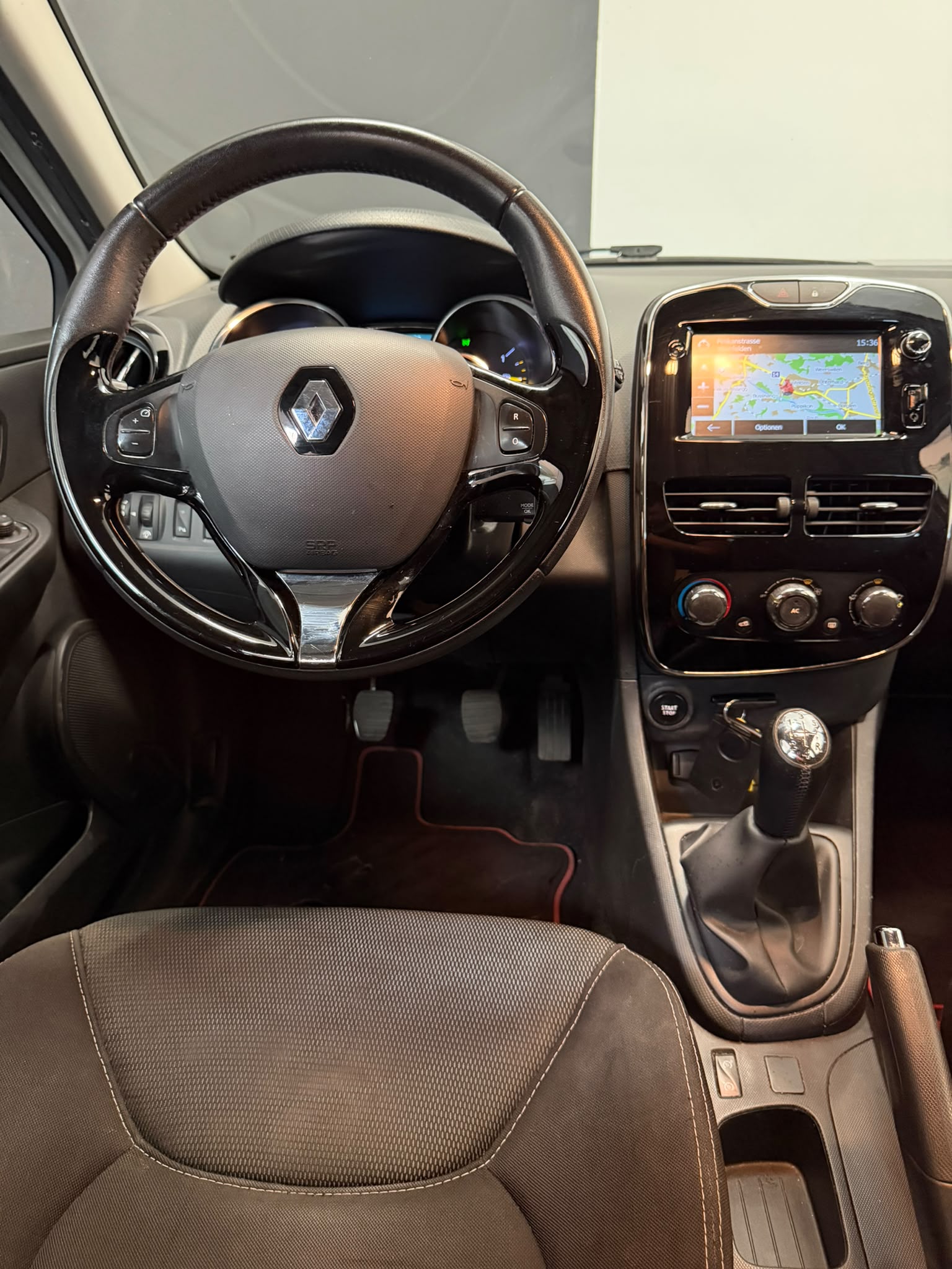 RENAULT Clio 0.9 12V Swiss Edition ***CH-Fahrzeug***-image-8