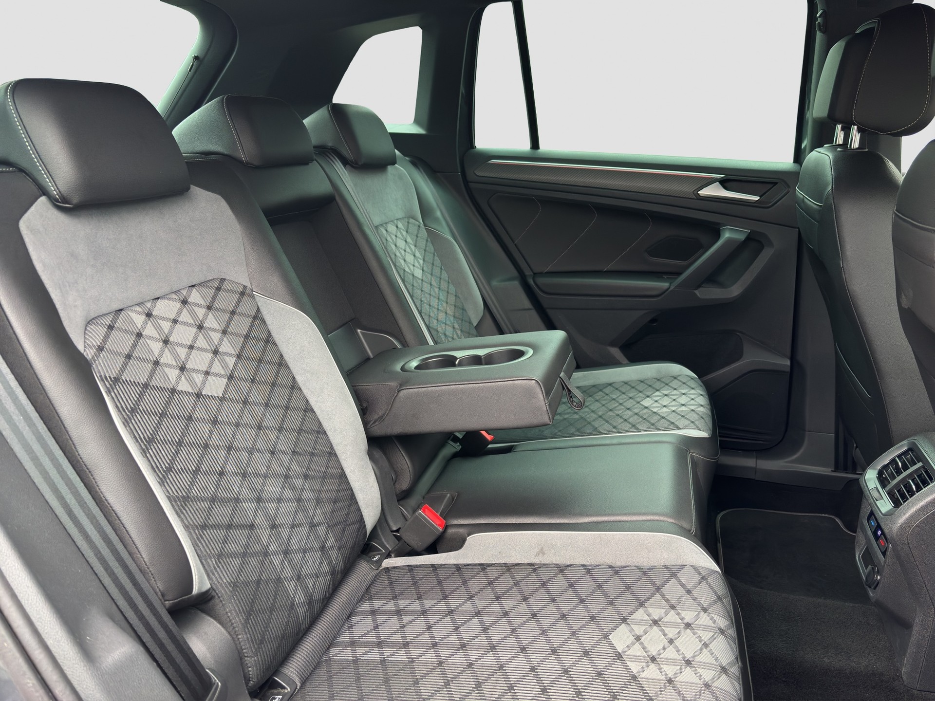 VW Tiguan 2.0 TDI SCR Life 4Motion DSG-image-12
