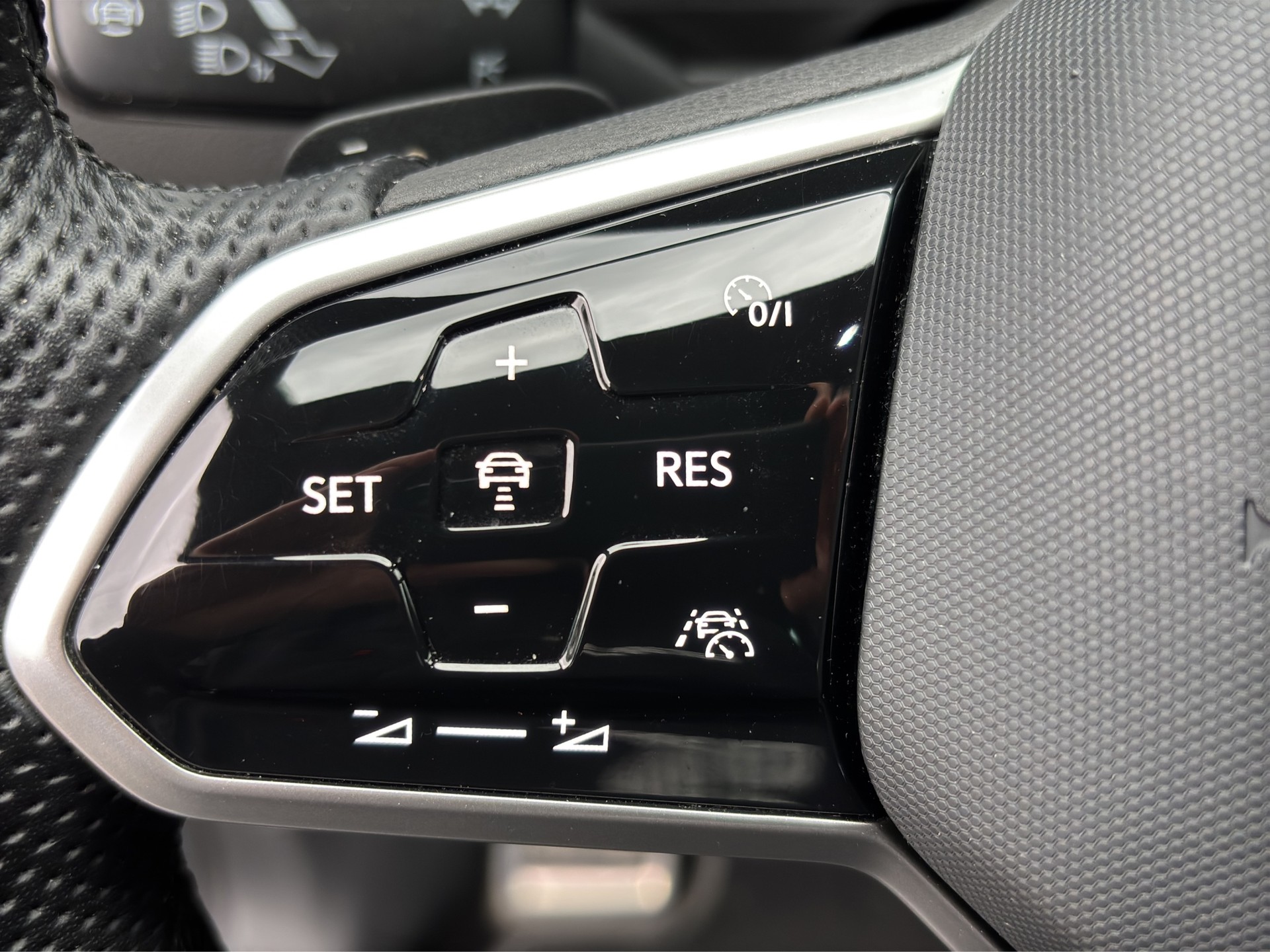 VW Tiguan 2.0 TDI SCR Life 4Motion DSG-image-8