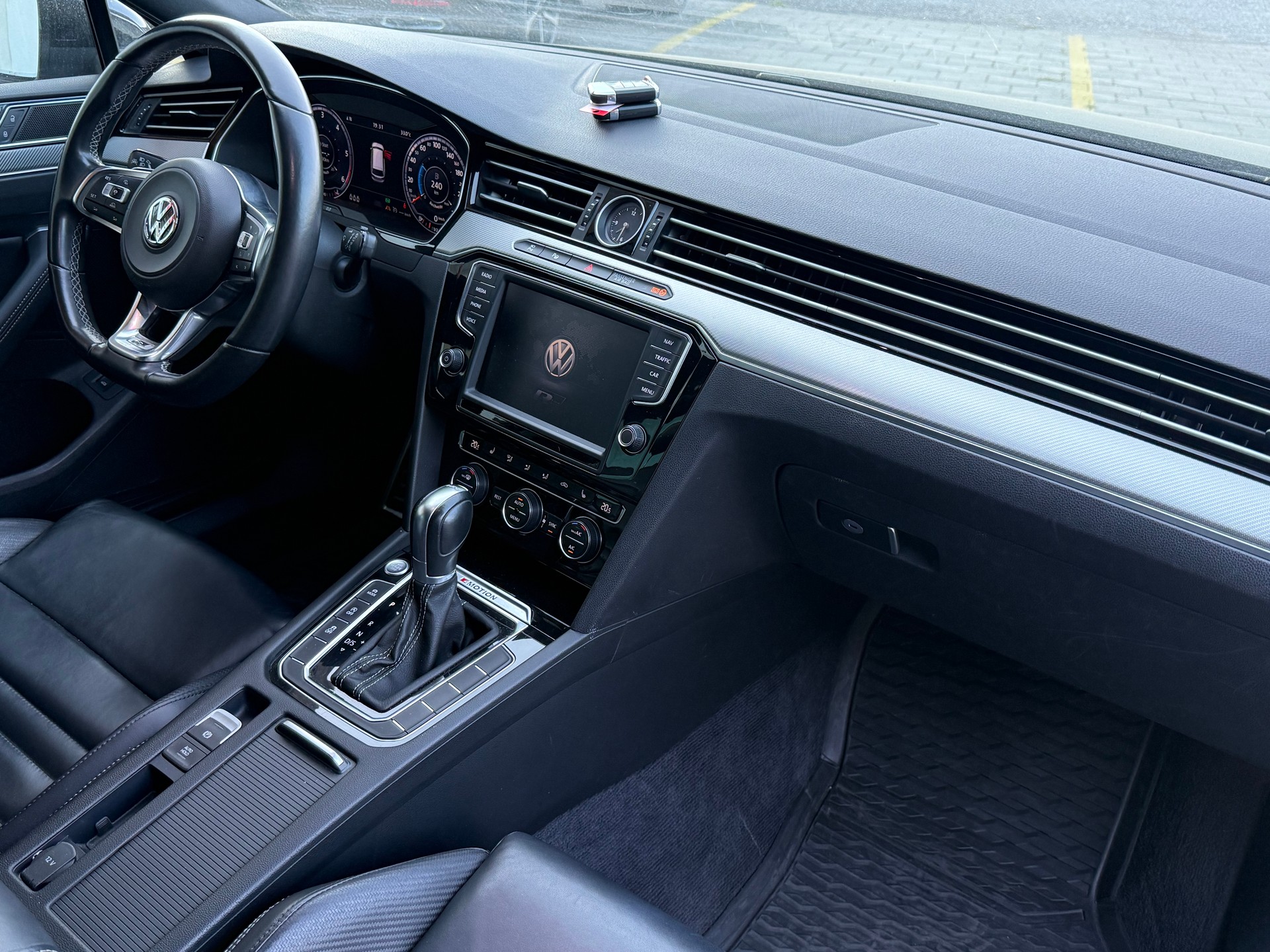 VW Passat Variant 2.0 TDI BMT High. DSG 4Motion-image-8