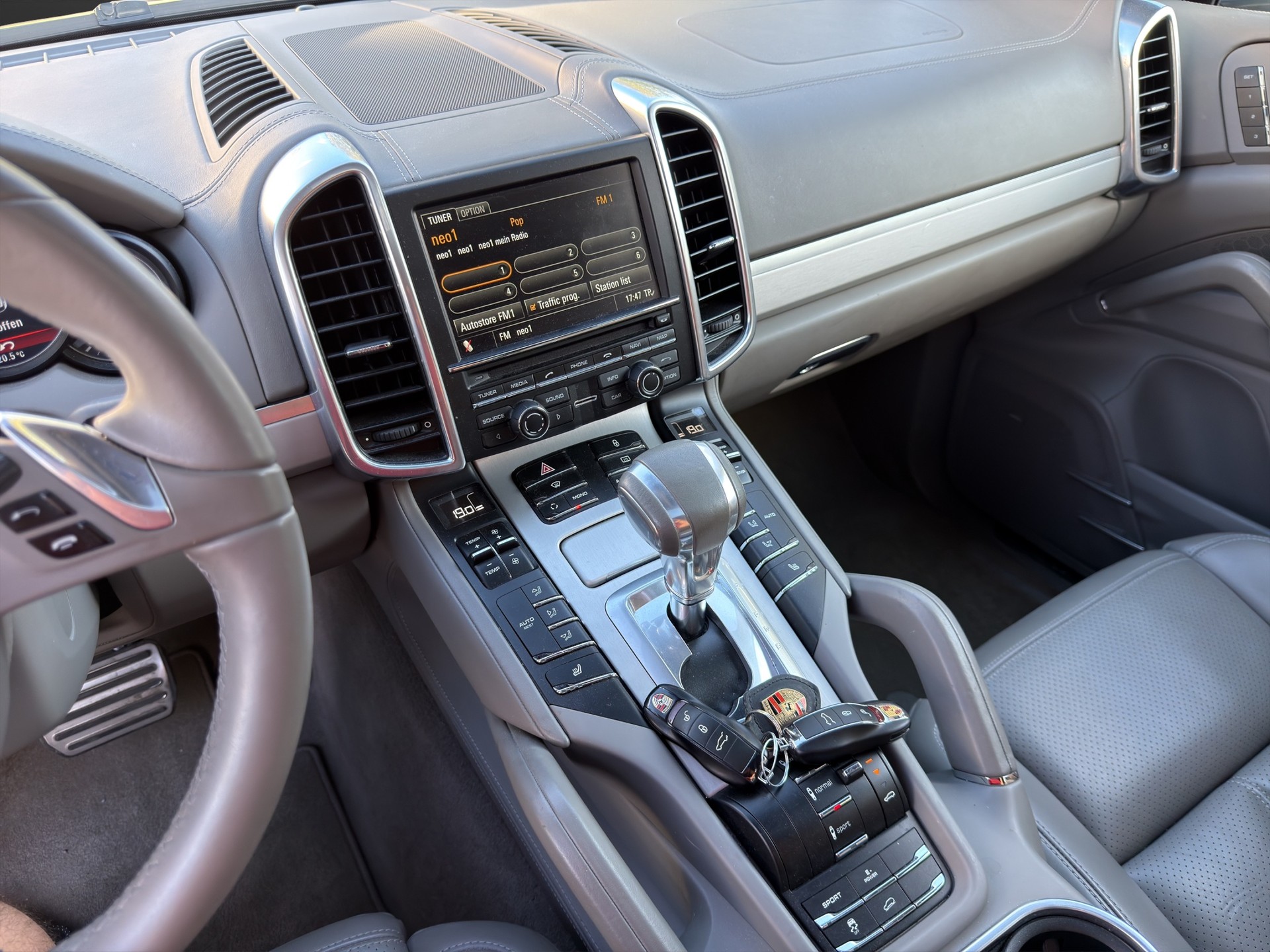 PORSCHE Cayenne S Hybrid-image-14