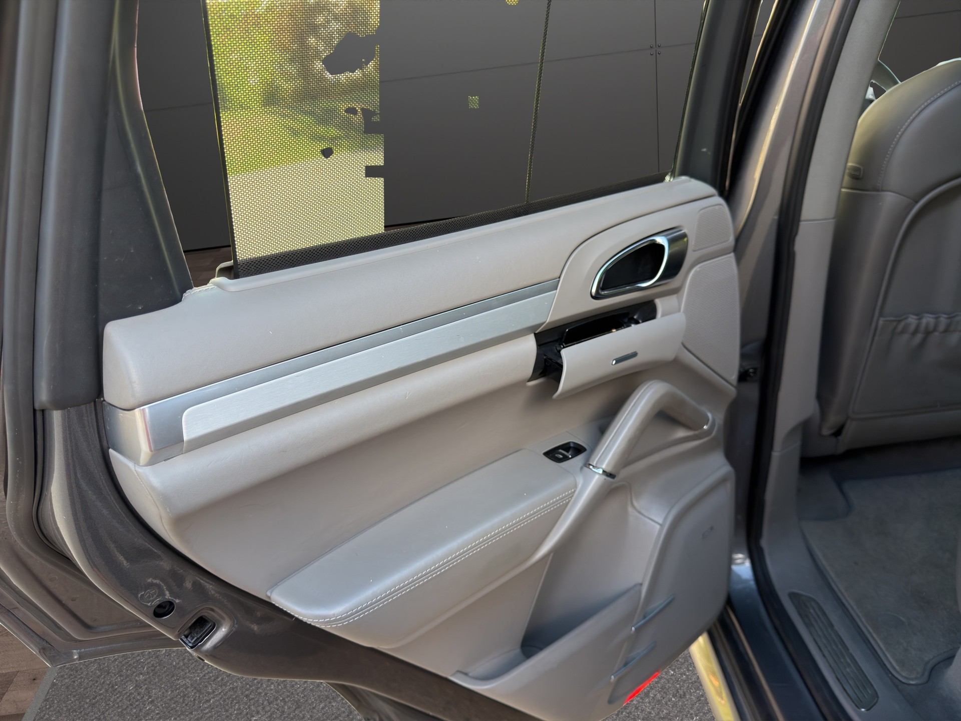 PORSCHE Cayenne S Hybrid-image-11