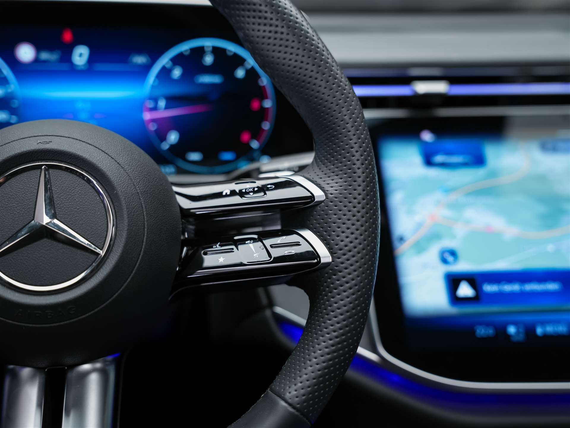 MERCEDES-BENZ E 220 d AMG Line 9G-Tronic *21" Felgen*Werksgarantie*Panorama*Lenkradheizung*-image-30