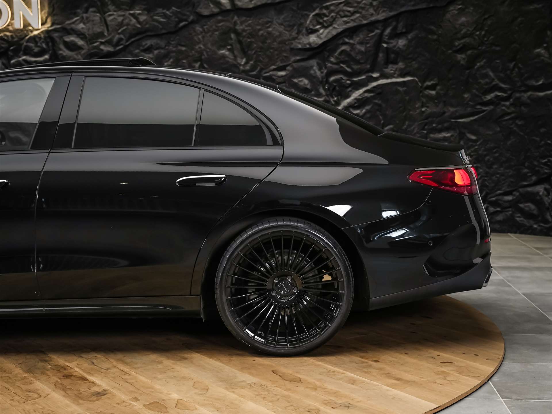MERCEDES-BENZ E 220 d AMG Line 9G-Tronic *21" Felgen*Werksgarantie*Panorama*Lenkradheizung*-image-19