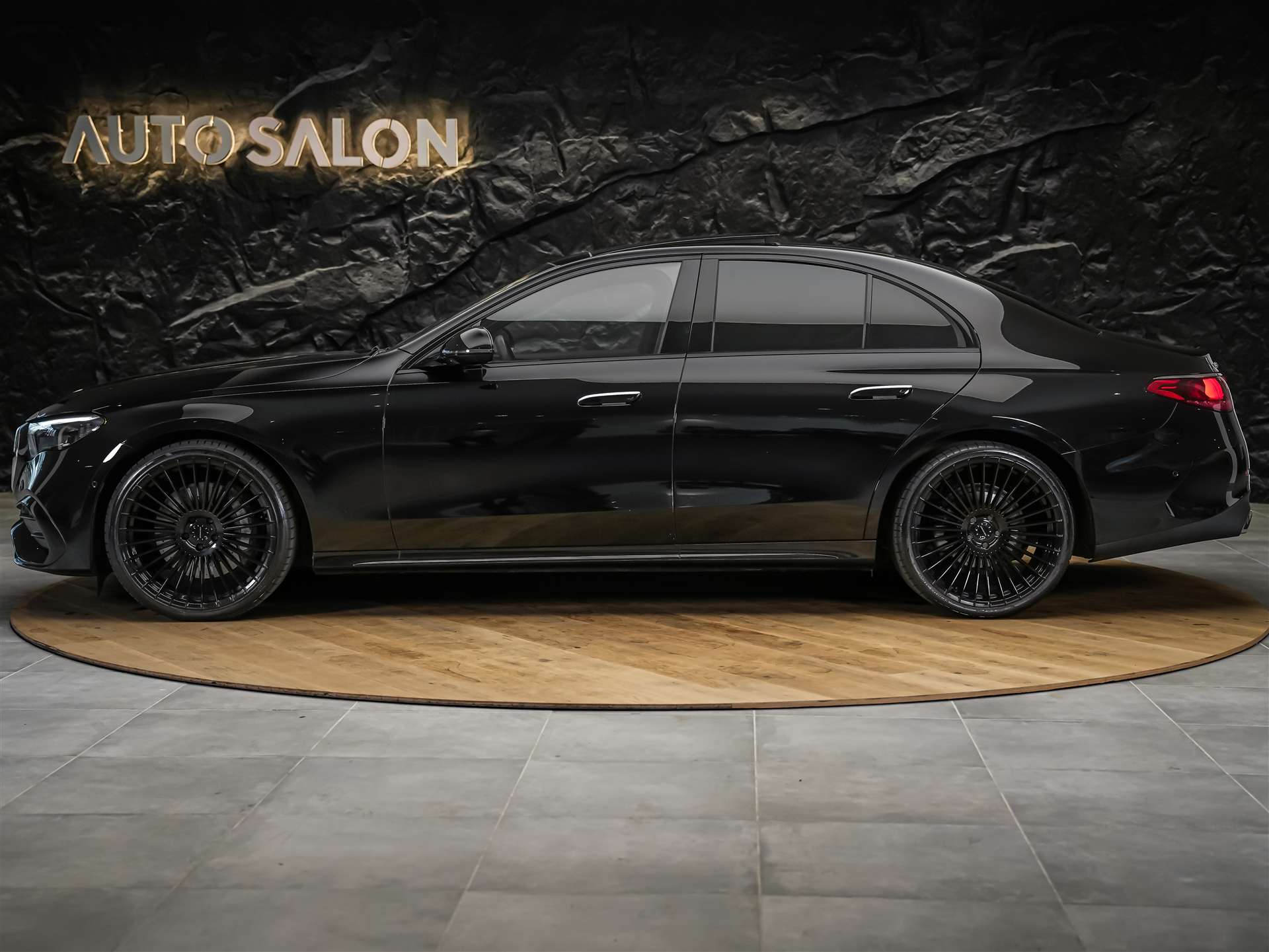 MERCEDES-BENZ E 220 d AMG Line 9G-Tronic *21" Felgen*Werksgarantie*Panorama*Lenkradheizung*-showroom-element-2