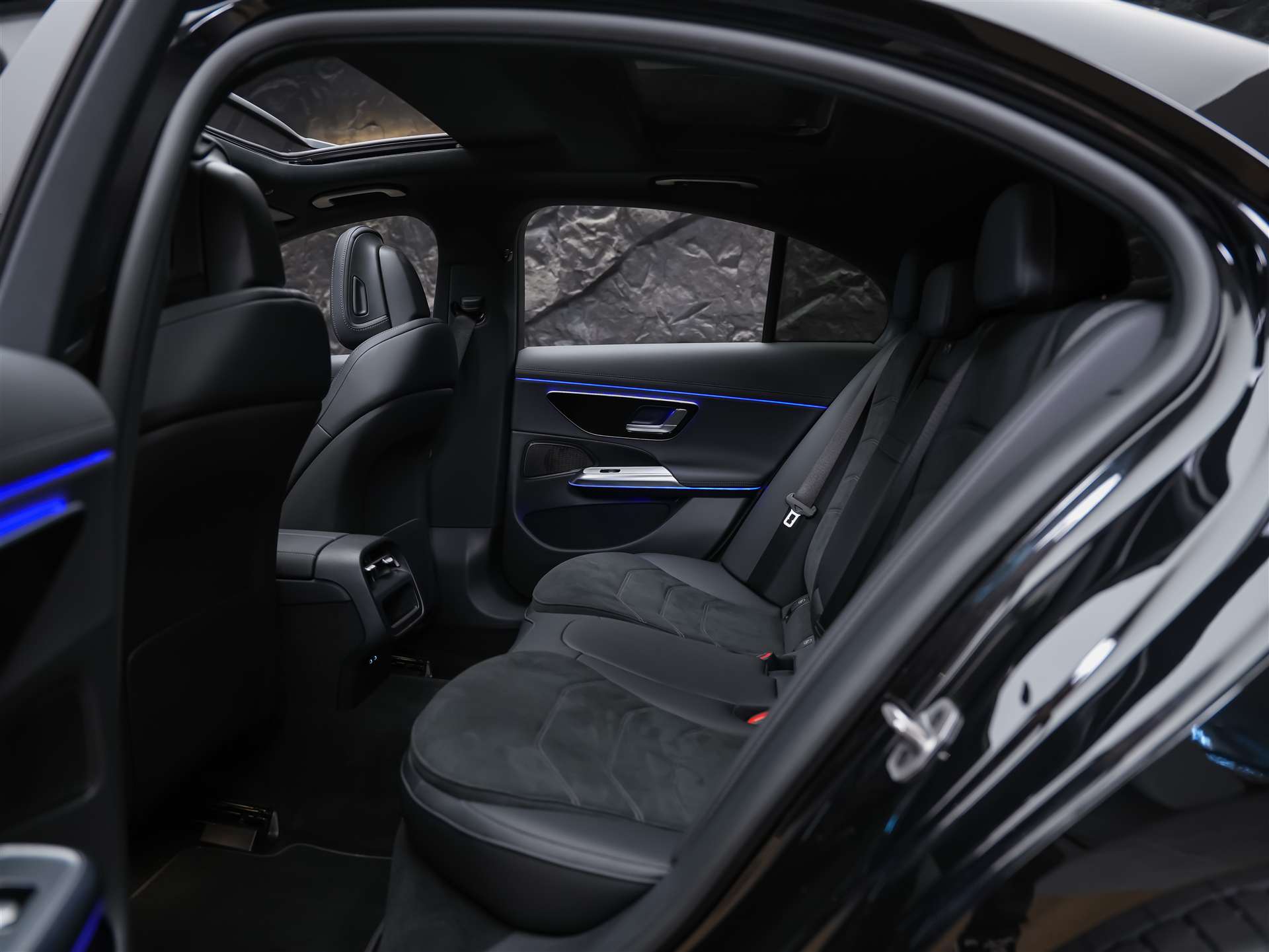 MERCEDES-BENZ E 220 d AMG Line 9G-Tronic *21" Felgen*Werksgarantie*Panorama*Lenkradheizung*-image-14