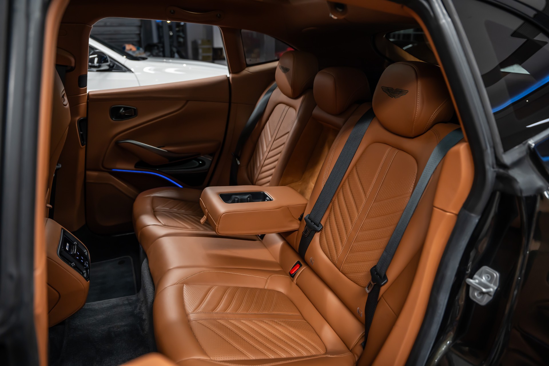 ASTON MARTIN DBX 707 4.0 V8 Bi-Turbo *Sonderlackierung*Garantie*23"*-image-18