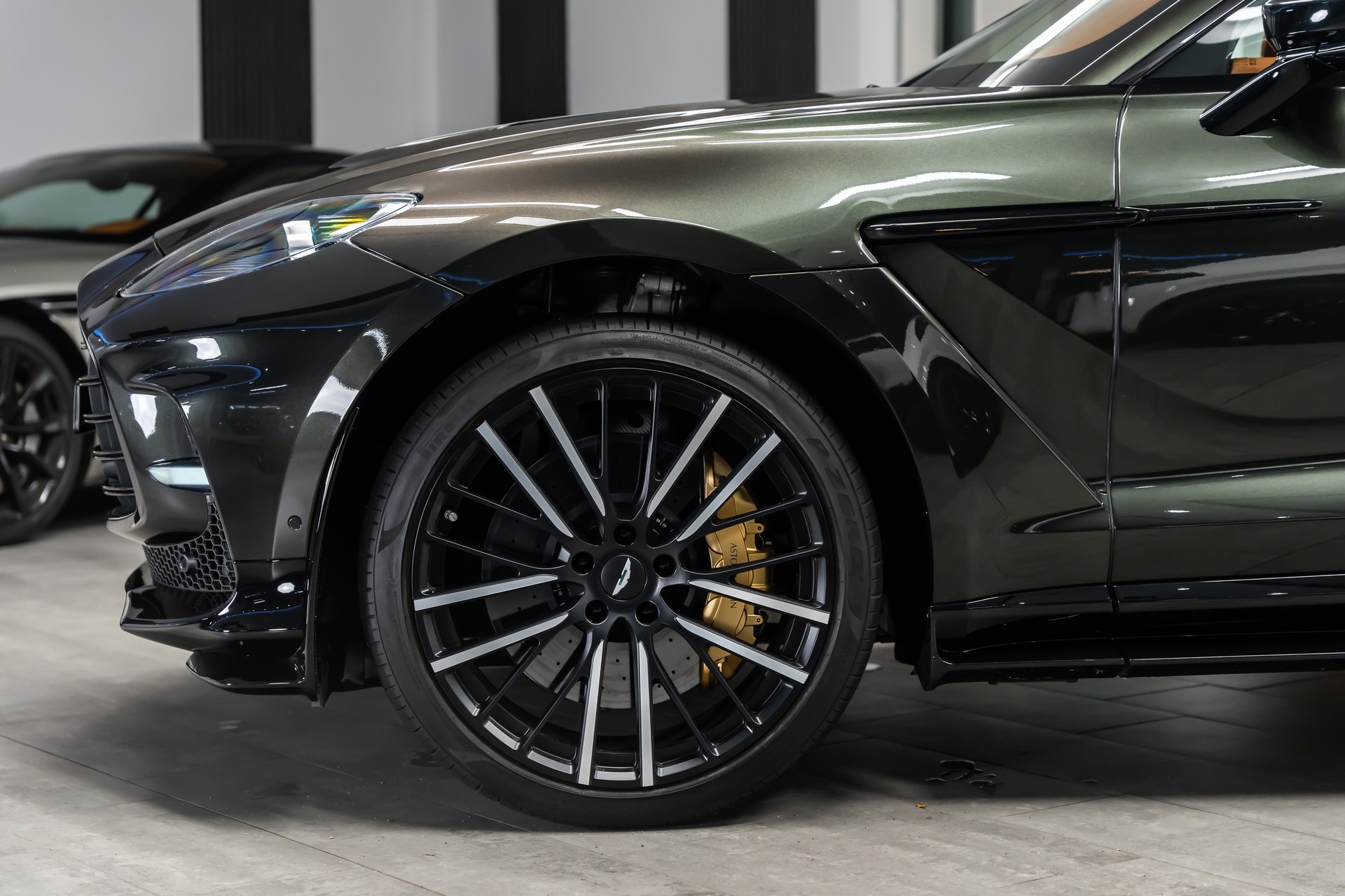 ASTON MARTIN DBX 707 4.0 V8 Bi-Turbo *Sonderlackierung*Garantie*23"*-showroom-element-3