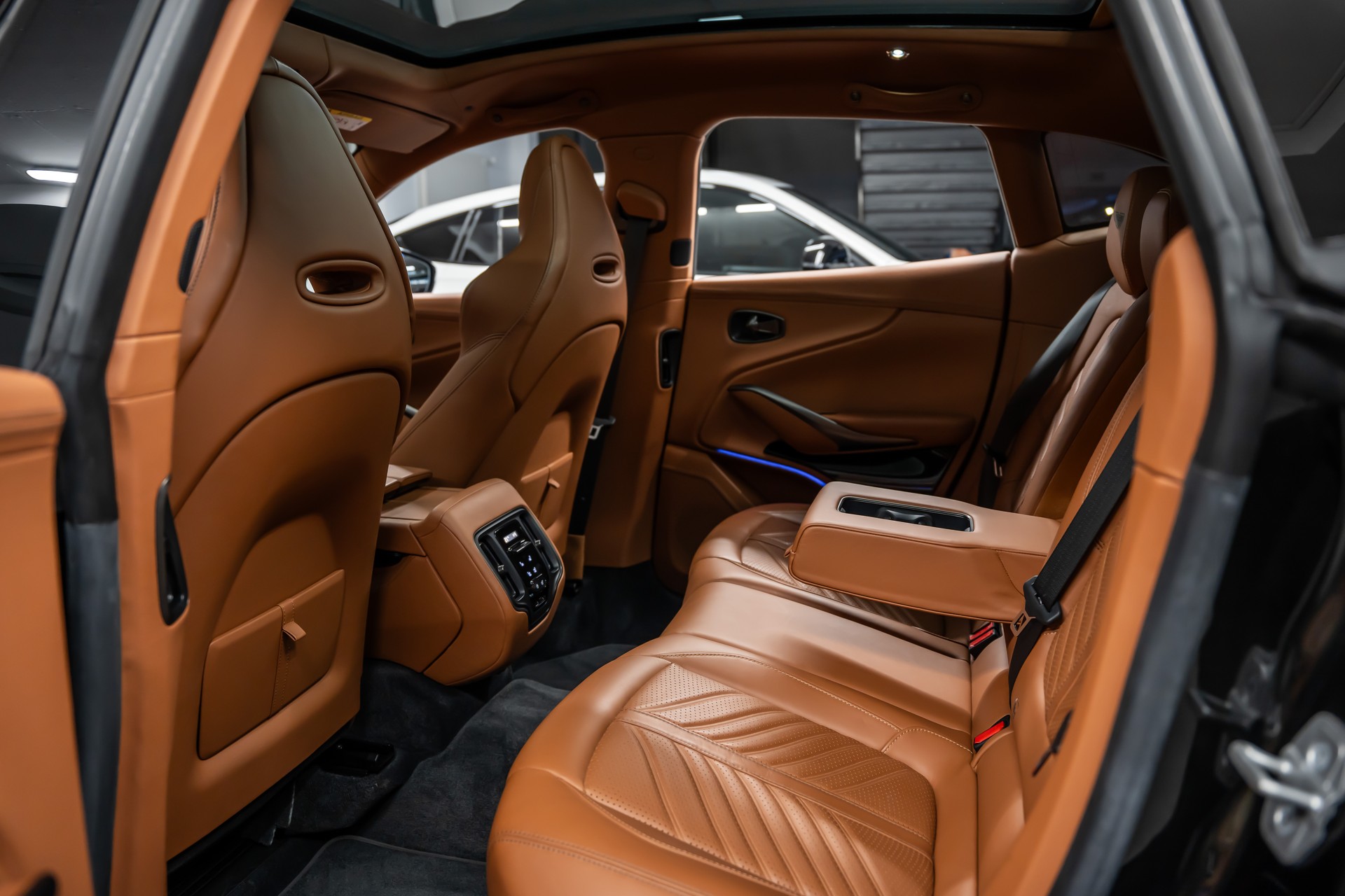 ASTON MARTIN DBX 707 4.0 V8 Bi-Turbo *Sonderlackierung*Garantie*23"*-image-17