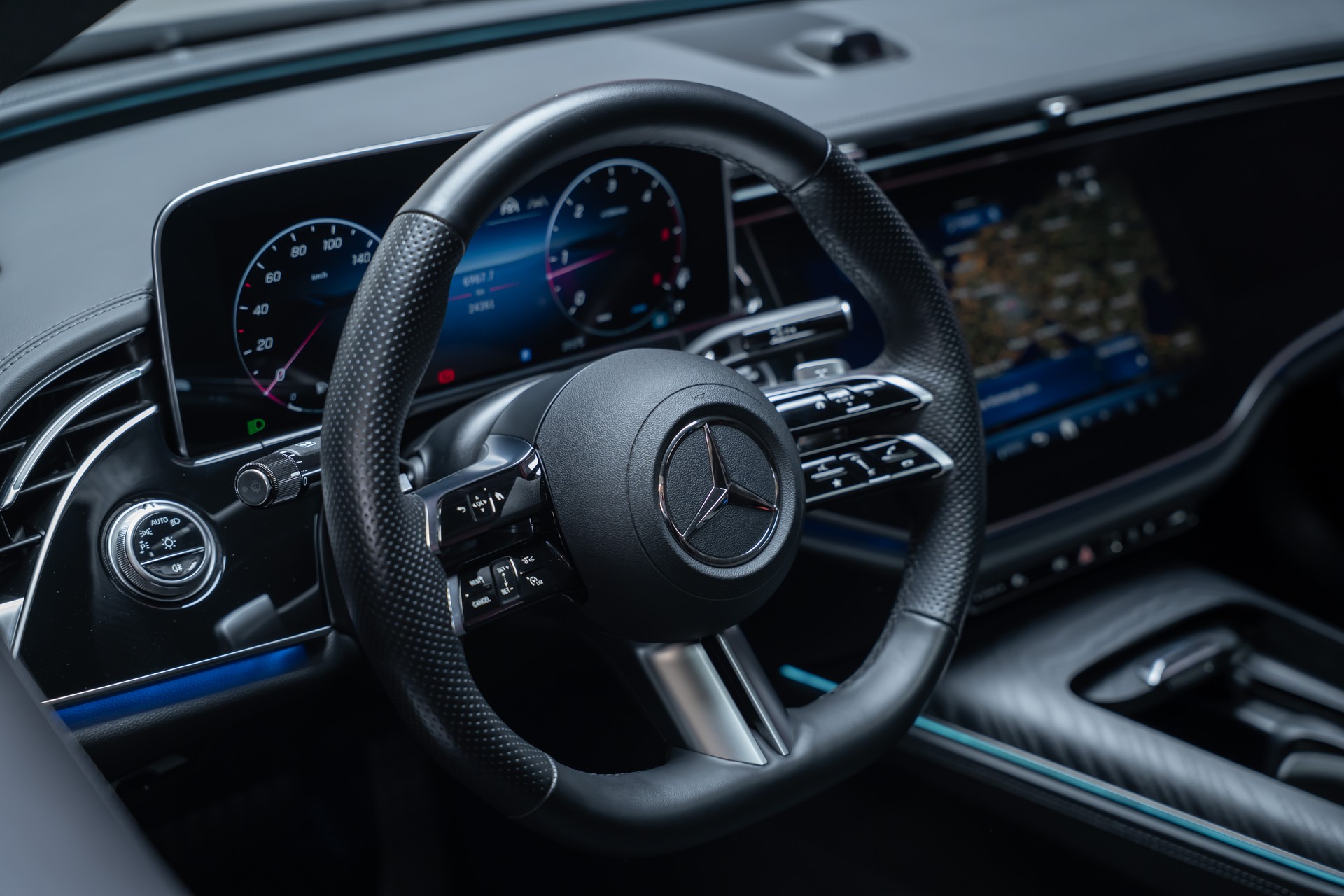 MERCEDES-BENZ E 220 d AMG Line Limousine / Hyperscreen / Panorama-Schiebedach / Burmester-image-12