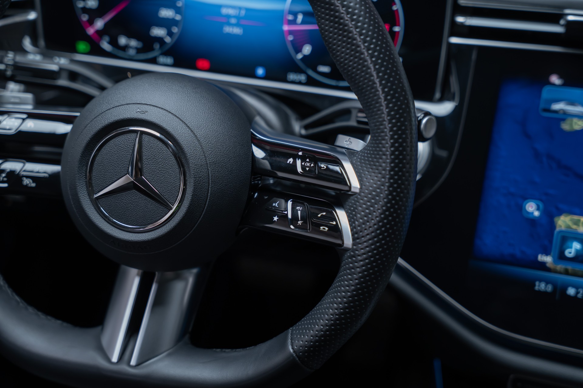 MERCEDES-BENZ E 220 d AMG Line Limousine / Hyperscreen / Panorama-Schiebedach / Burmester-image-28