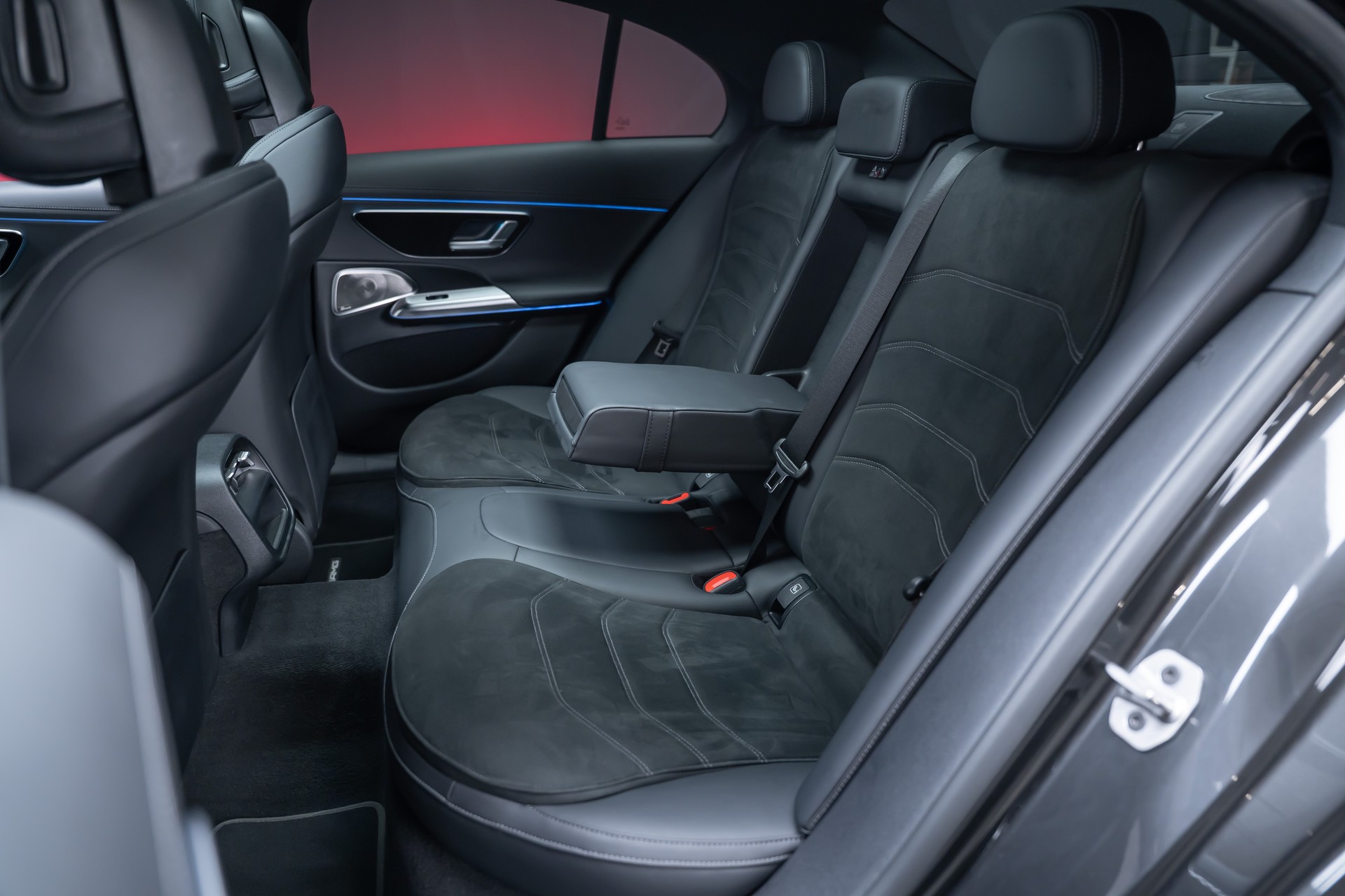 MERCEDES-BENZ E 220 d AMG Line Limousine / Hyperscreen / Panorama-Schiebedach / Burmester-image-19