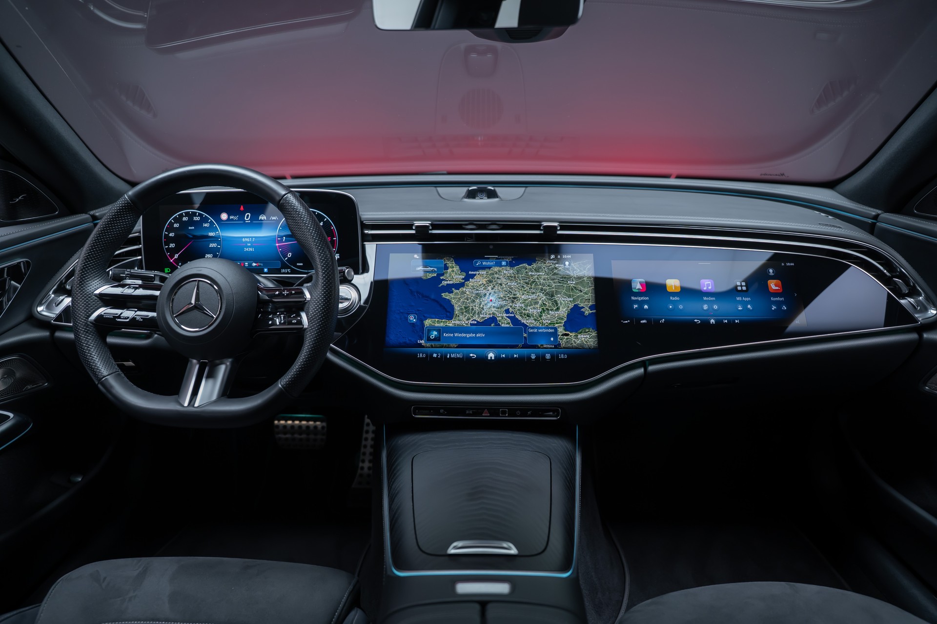 MERCEDES-BENZ E 220 d AMG Line Limousine / Hyperscreen / Panorama-Schiebedach / Burmester-image-24