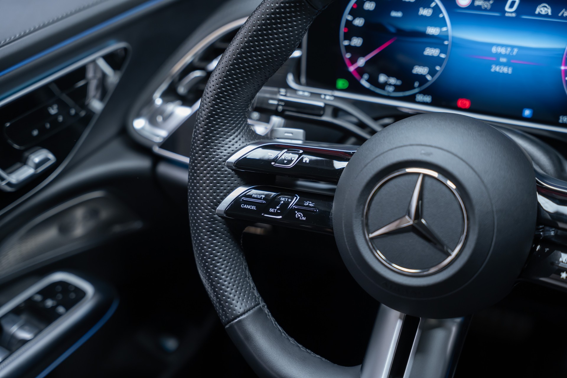 MERCEDES-BENZ E 220 d AMG Line Limousine / Hyperscreen / Panorama-Schiebedach / Burmester-image-27