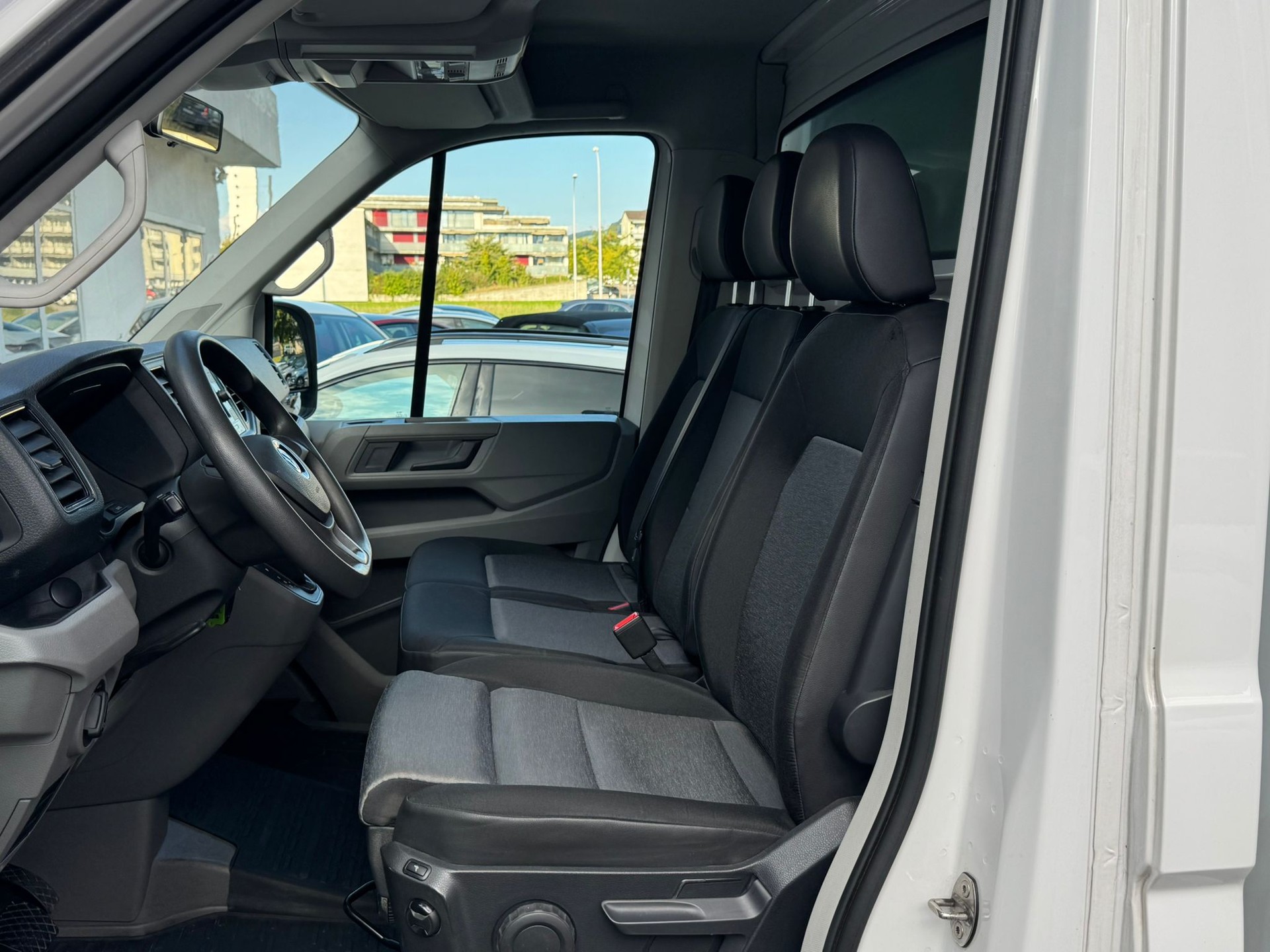 VW Crafter 35 2.0 TDI Koffer/Hebebuhne Champion L4 A-image-6