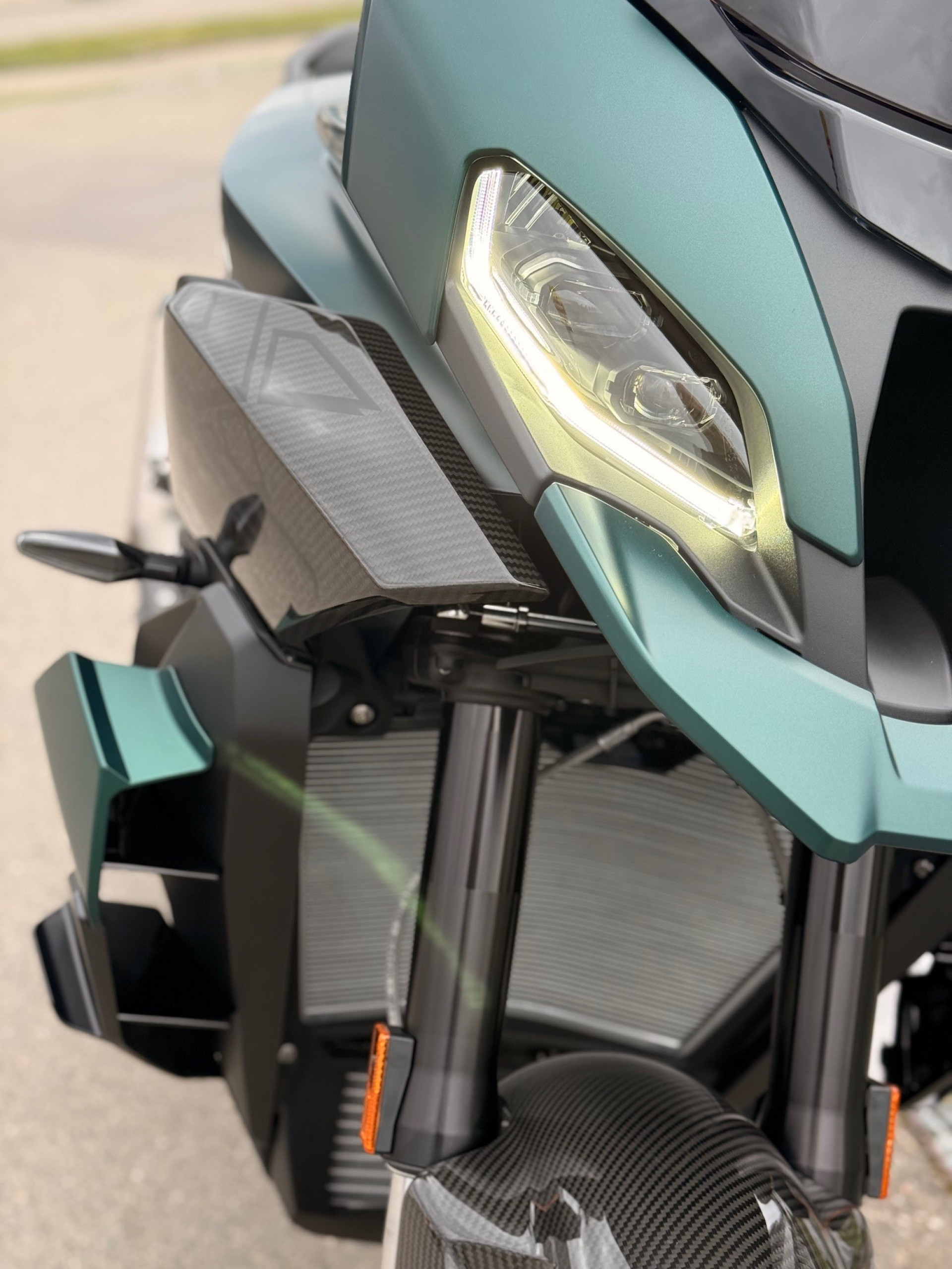 BMW M 1000 XR Competition M Competition in Aurelius green metallic-image-2
