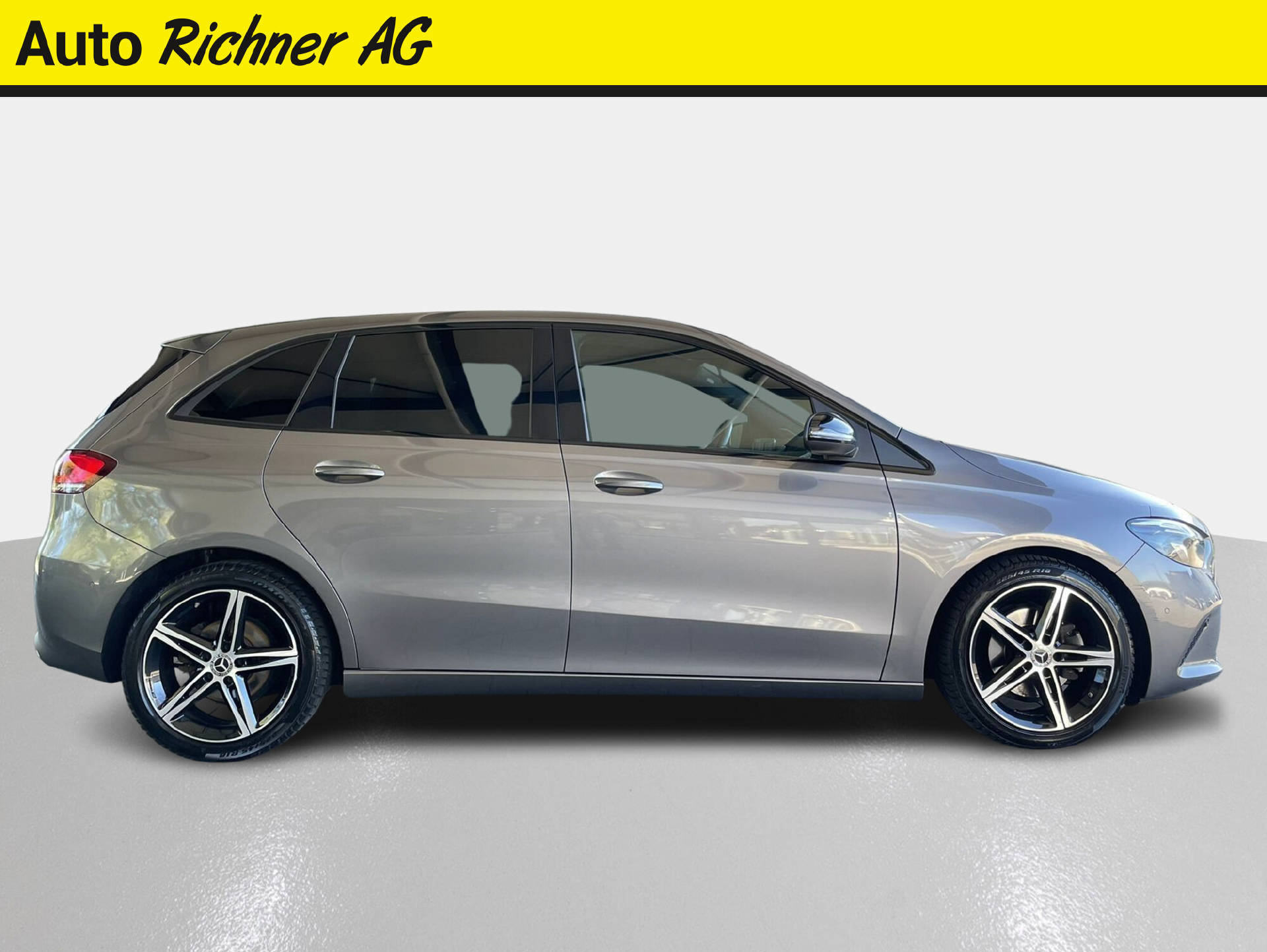 MERCEDES-BENZ B 200 d Night Star-showroom-element-2