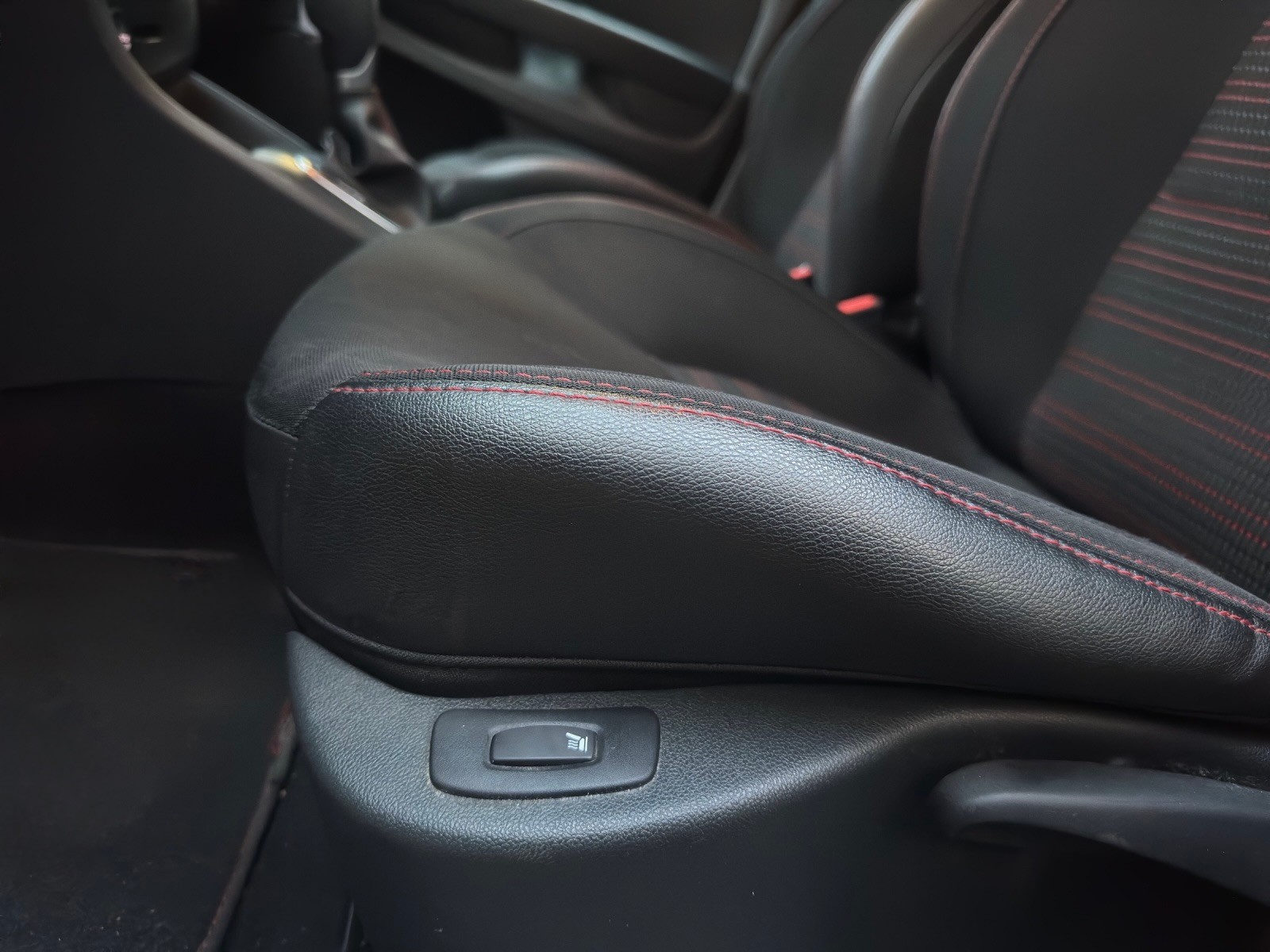 RENAULT Clio 1.6 T RS 200 EDC-image-13