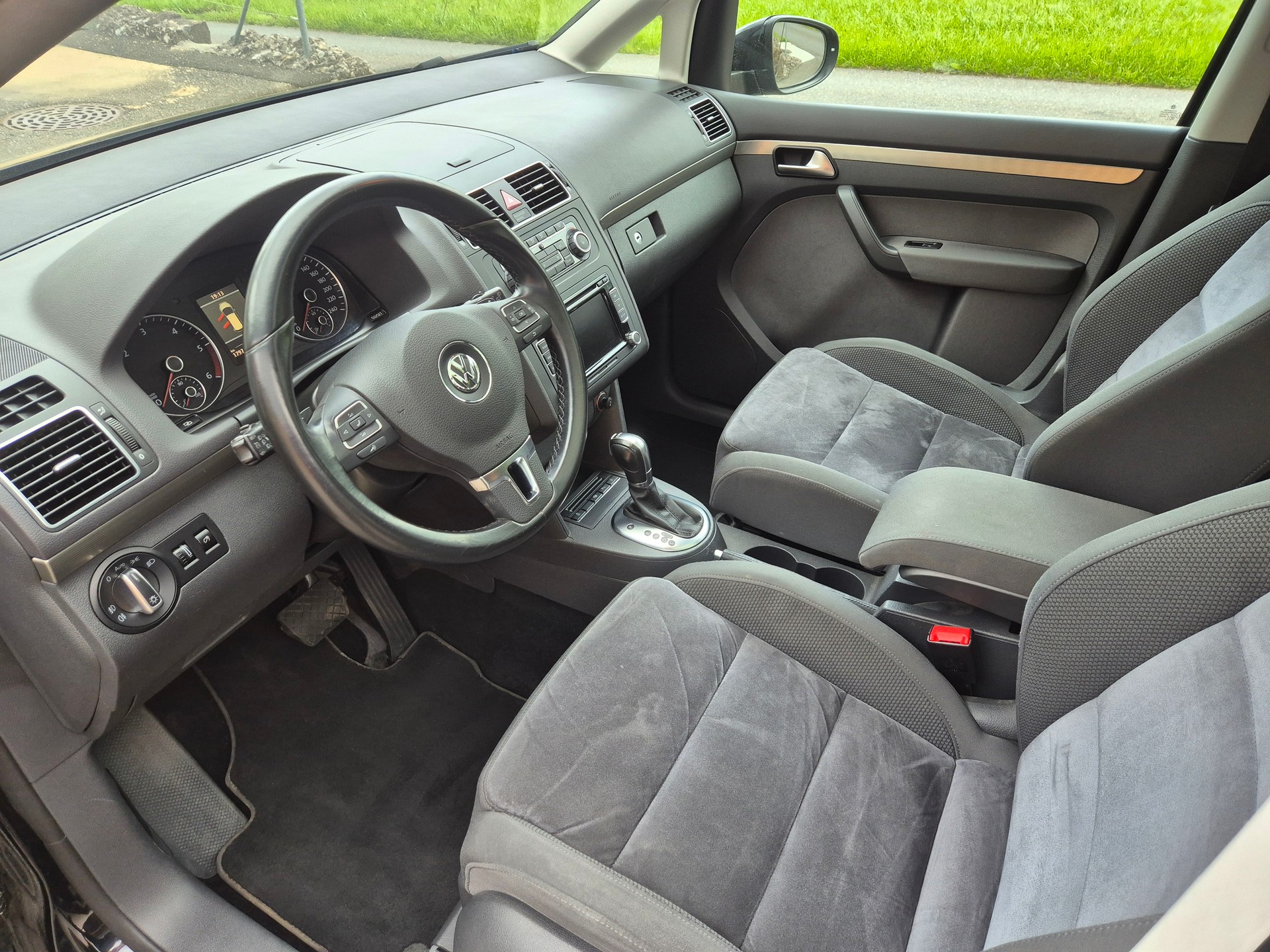 VW Touran 2.0 TDI Highline DSG-image-6