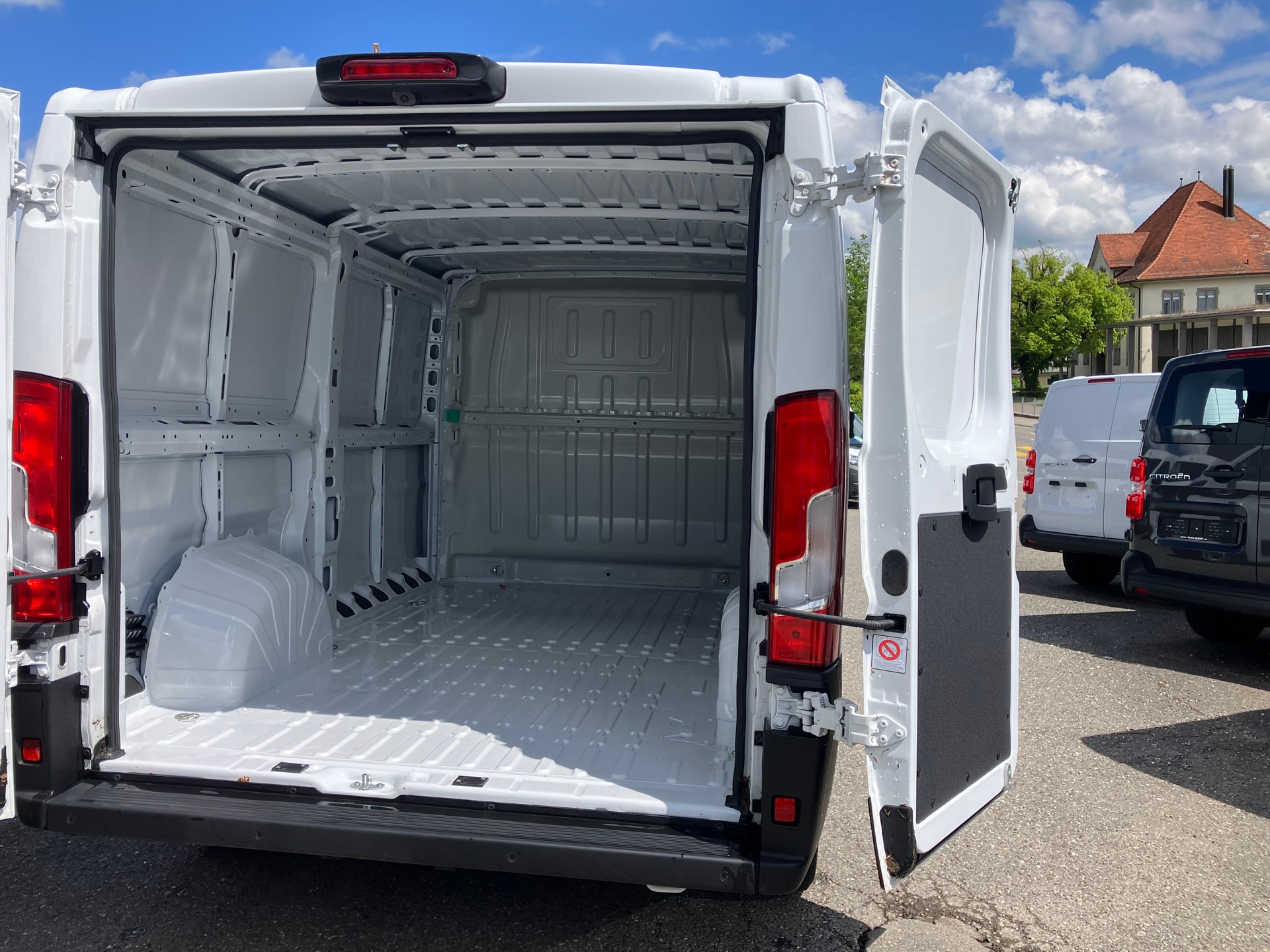 FIAT Ducato 35 L2H1 Swiss Edition-image-5