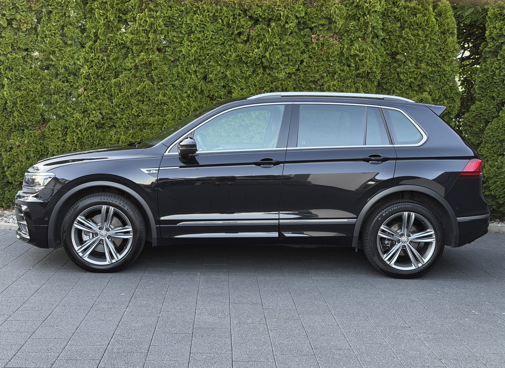 VW Tiguan 2.0 TDI SCR Highline R-Line 4Motion DSG / CH-Fahrzeug / Anhängerkupplung-image-7