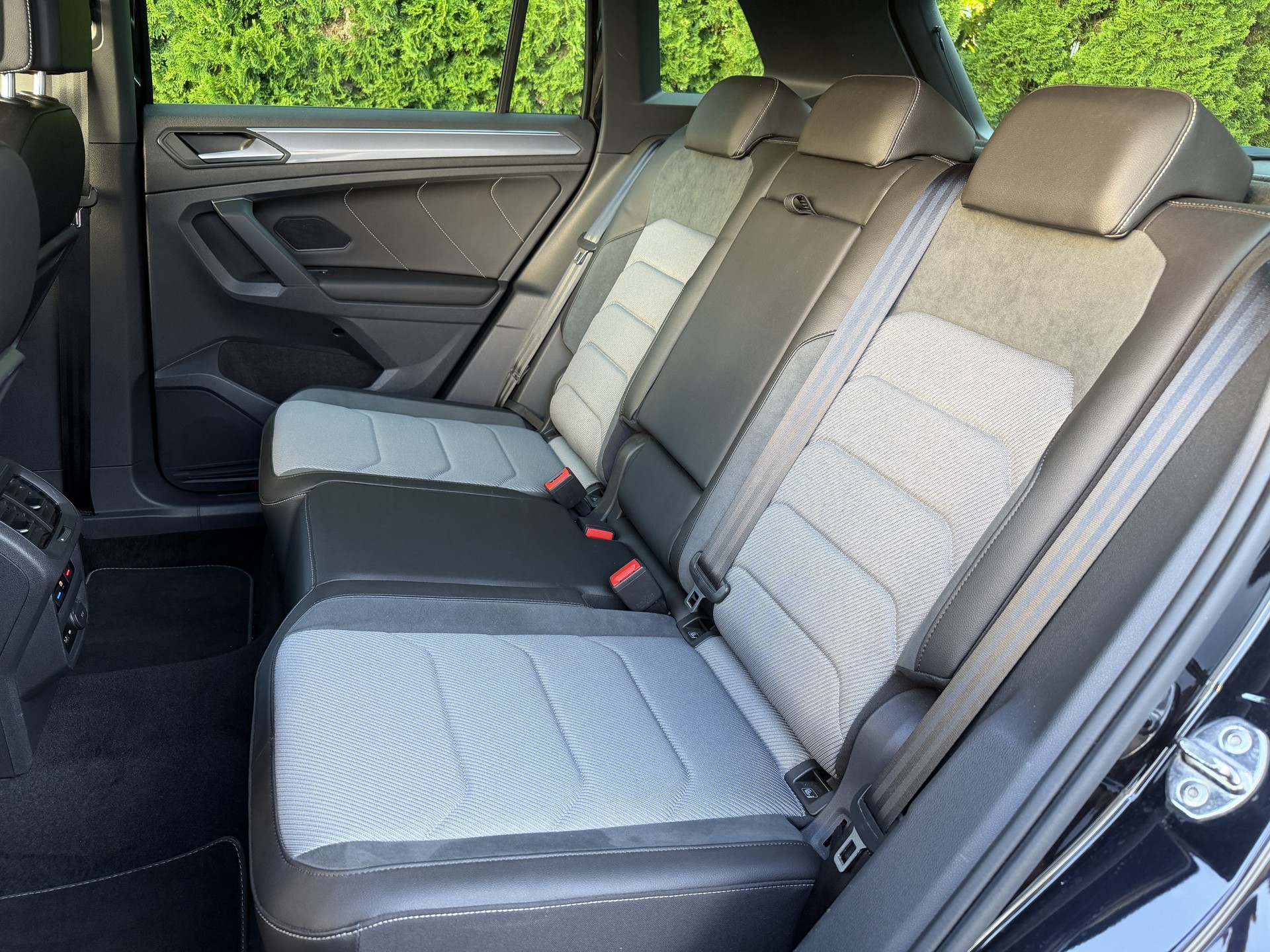 VW Tiguan 2.0 TDI SCR Highline R-Line 4Motion DSG / CH-Fahrzeug / Anhängerkupplung-image-25