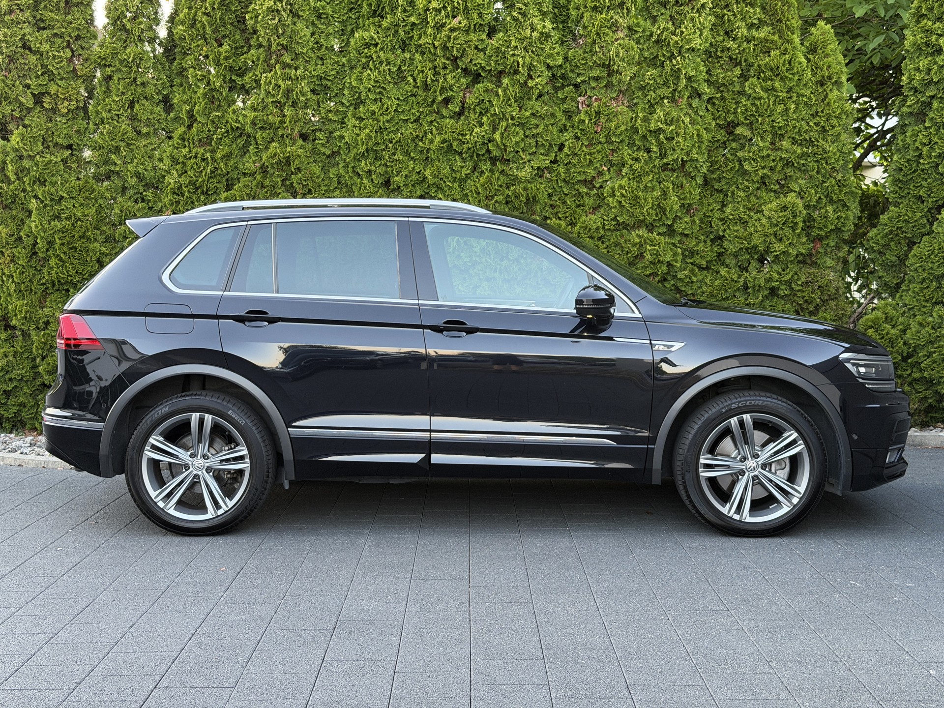 VW Tiguan 2.0 TDI SCR Highline R-Line 4Motion DSG / CH-Fahrzeug / Anhängerkupplung-image-6