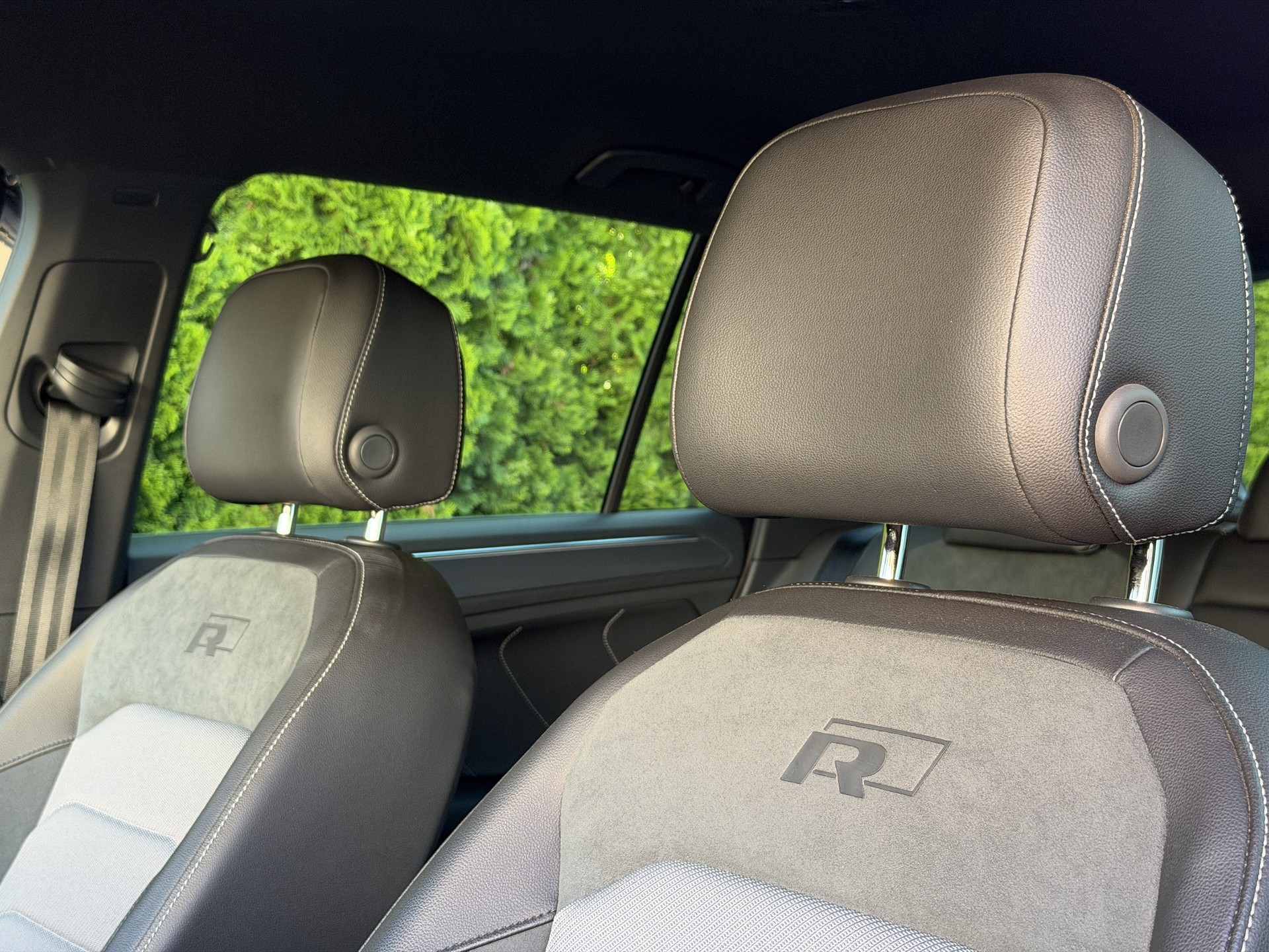 VW Tiguan 2.0 TDI SCR Highline R-Line 4Motion DSG / CH-Fahrzeug / Anhängerkupplung-image-24