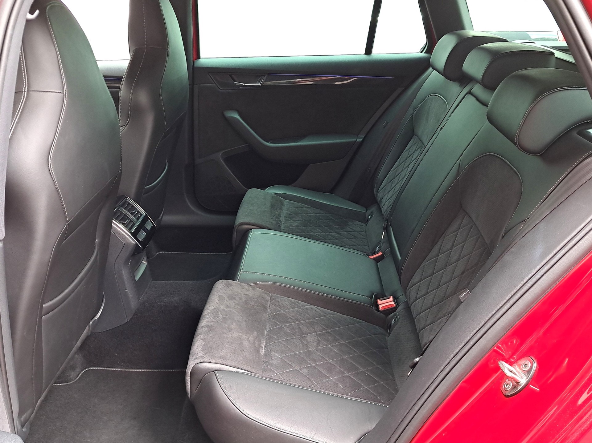 SKODA Superb Combi 2.0 TSI SportLine+ DSG 4x4 *Anhängerkupplung / Sonderlack Velvet Rot*-image-8