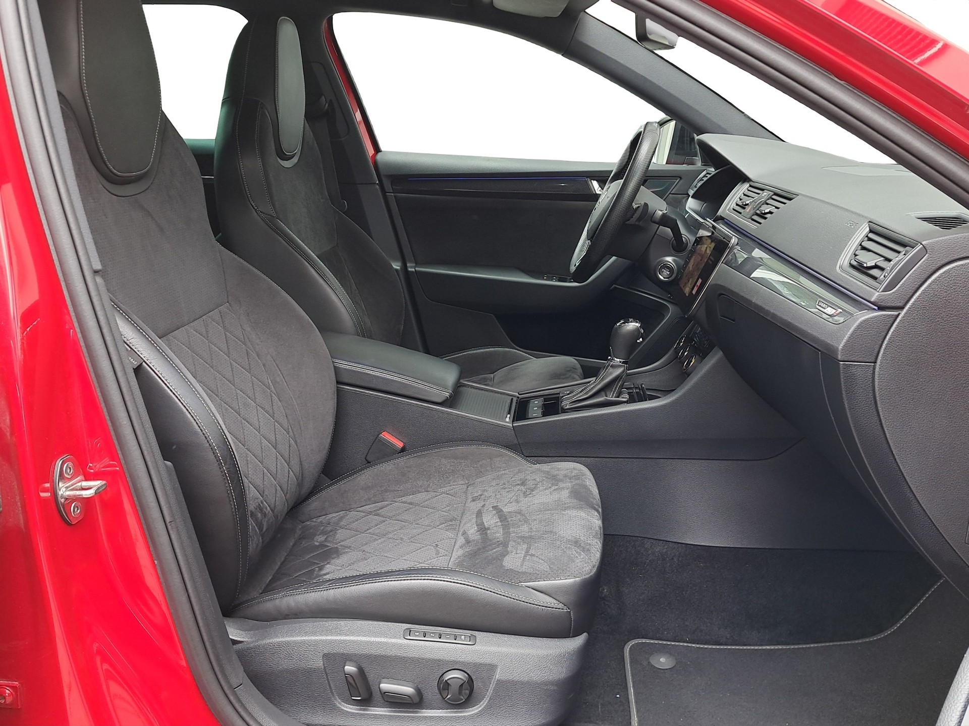 SKODA Superb Combi 2.0 TSI SportLine+ DSG 4x4 *Anhängerkupplung / Sonderlack Velvet Rot*-image-11