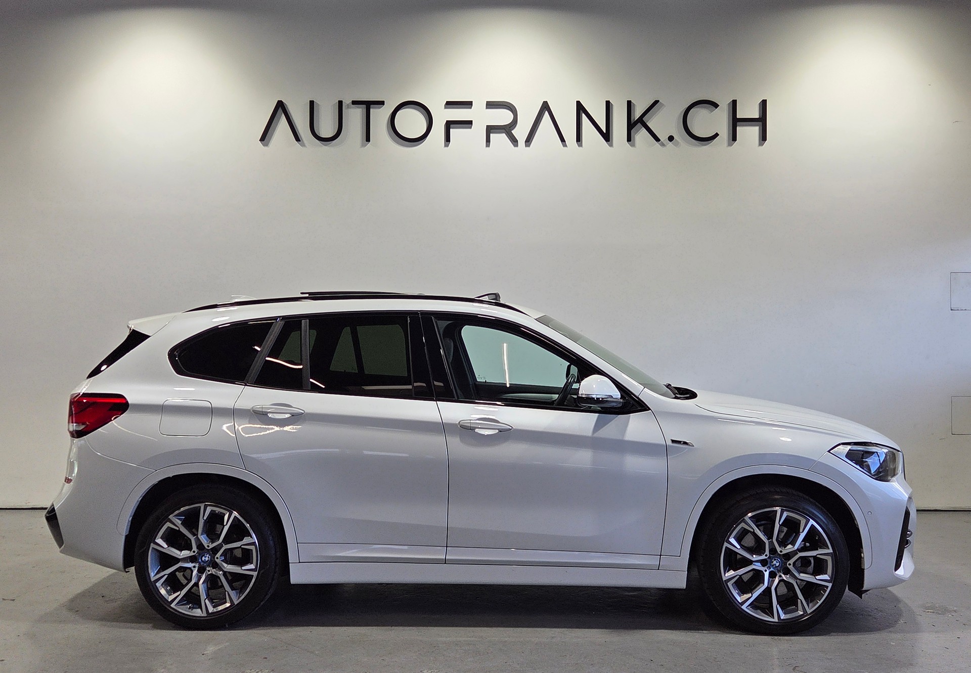 BMW X1 25e xDrive M-Sport-showroom-element-1
