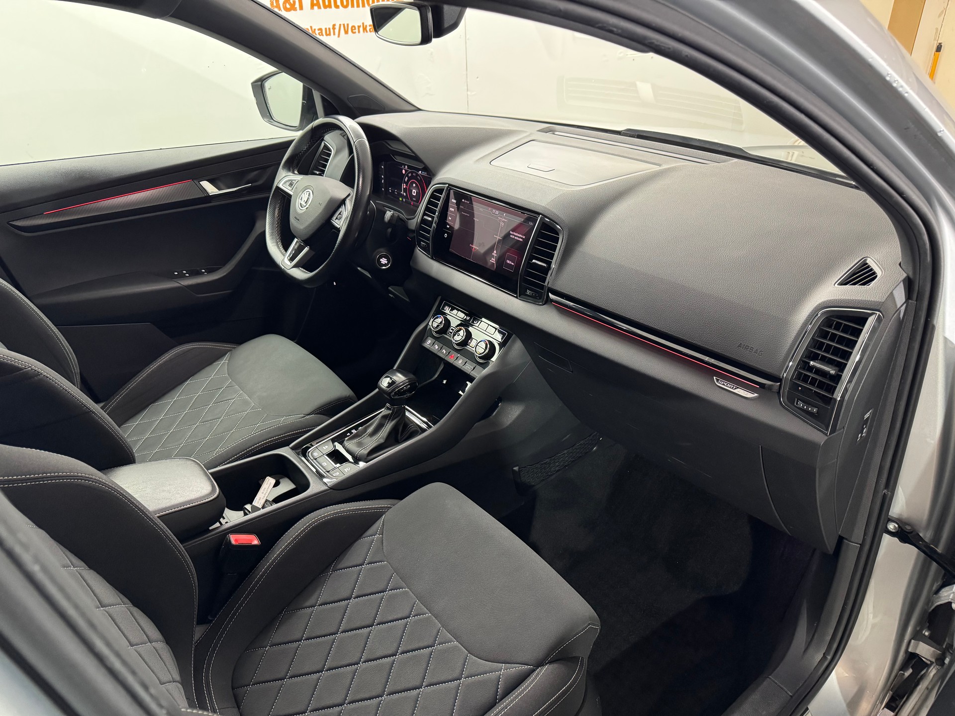 SKODA Karoq 2.0 TDI SCR SportLine 4x4 DSG-image-9