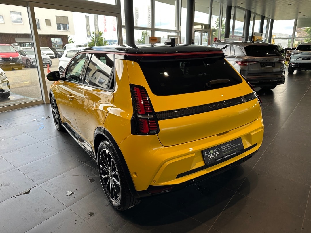 RENAULT R5 E-Tech Comfort Range 52 kWh Iconic Five-image-4