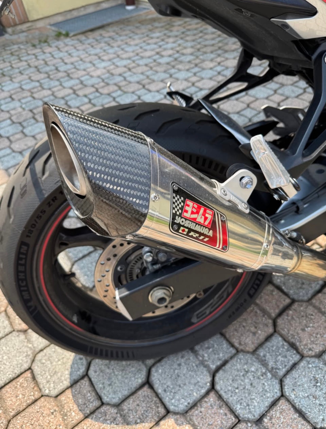 SUZUKI GSR 750-image-3